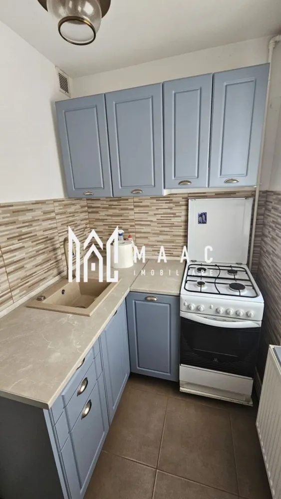 Garsonieră de închiriat | Terezian, Sibiu | 30 mp, mobilată - În categoria apartamente de închiriat Sibiu, această garsonieră din Terezian propune 30 mp utili, compartimentare decomandată și un spațiu complet mobilat și utilat, pregătit pentru folosire imediată.

Detalii proprietate:
• Garsonieră cu 1 cameră, 1 bucătărie și 1 baie
• Suprafață utilă de 30 mp și suprafață construită de 36 mp
• Compartimentare decomandată
• Etaj 4 din 4, într-un imobil finalizat
• An construcție 1990, structură din cărămidă
• Stare interioară bună
• Se închiriază complet mobilată și utilată
• Include mașină de spălat rufe
• Imobil fără lift

Zona Terezian este apreciată pentru accesul facil către magazine, mijloace de transport și alte puncte de interes din oraș. Proprietatea se află într-o zonă liniștită și bine conectată din Sibiu, potrivită pentru un ritm de locuire practic și ușor de gestionat.

Disponibilă imediat. Pentru detalii suplimentare și programarea unei vizionări, contactați echipa MAAC Imobiliare și menționați Cod anunț CP3217864.

Conținut optimizat cu AI, aprobat de agent uman.