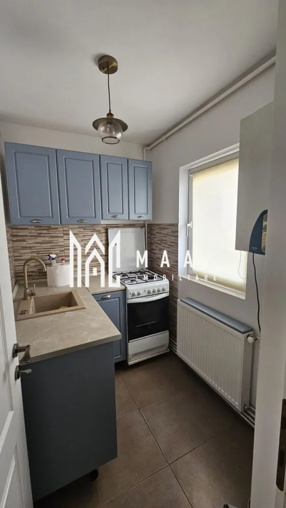 Garsonieră de închiriat | Terezian, Sibiu | 30 mp, mobilată - În categoria apartamente de închiriat Sibiu, această garsonieră din Terezian propune 30 mp utili, compartimentare decomandată și un spațiu complet mobilat și utilat, pregătit pentru folosire imediată.

Detalii proprietate:
• Garsonieră cu 1 cameră, 1 bucătărie și 1 baie
• Suprafață utilă de 30 mp și suprafață construită de 36 mp
• Compartimentare decomandată
• Etaj 4 din 4, într-un imobil finalizat
• An construcție 1990, structură din cărămidă
• Stare interioară bună
• Se închiriază complet mobilată și utilată
• Include mașină de spălat rufe
• Imobil fără lift

Zona Terezian este apreciată pentru accesul facil către magazine, mijloace de transport și alte puncte de interes din oraș. Proprietatea se află într-o zonă liniștită și bine conectată din Sibiu, potrivită pentru un ritm de locuire practic și ușor de gestionat.

Disponibilă imediat. Pentru detalii suplimentare și programarea unei vizionări, contactați echipa MAAC Imobiliare și menționați Cod anunț CP3217864.

Conținut optimizat cu AI, aprobat de agent uman.