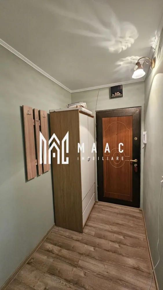 Garsonieră de închiriat | Terezian, Sibiu | 30 mp, mobilată - În categoria apartamente de închiriat Sibiu, această garsonieră din Terezian propune 30 mp utili, compartimentare decomandată și un spațiu complet mobilat și utilat, pregătit pentru folosire imediată.

Detalii proprietate:
• Garsonieră cu 1 cameră, 1 bucătărie și 1 baie
• Suprafață utilă de 30 mp și suprafață construită de 36 mp
• Compartimentare decomandată
• Etaj 4 din 4, într-un imobil finalizat
• An construcție 1990, structură din cărămidă
• Stare interioară bună
• Se închiriază complet mobilată și utilată
• Include mașină de spălat rufe
• Imobil fără lift

Zona Terezian este apreciată pentru accesul facil către magazine, mijloace de transport și alte puncte de interes din oraș. Proprietatea se află într-o zonă liniștită și bine conectată din Sibiu, potrivită pentru un ritm de locuire practic și ușor de gestionat.

Disponibilă imediat. Pentru detalii suplimentare și programarea unei vizionări, contactați echipa MAAC Imobiliare și menționați Cod anunț CP3217864.

Conținut optimizat cu AI, aprobat de agent uman.