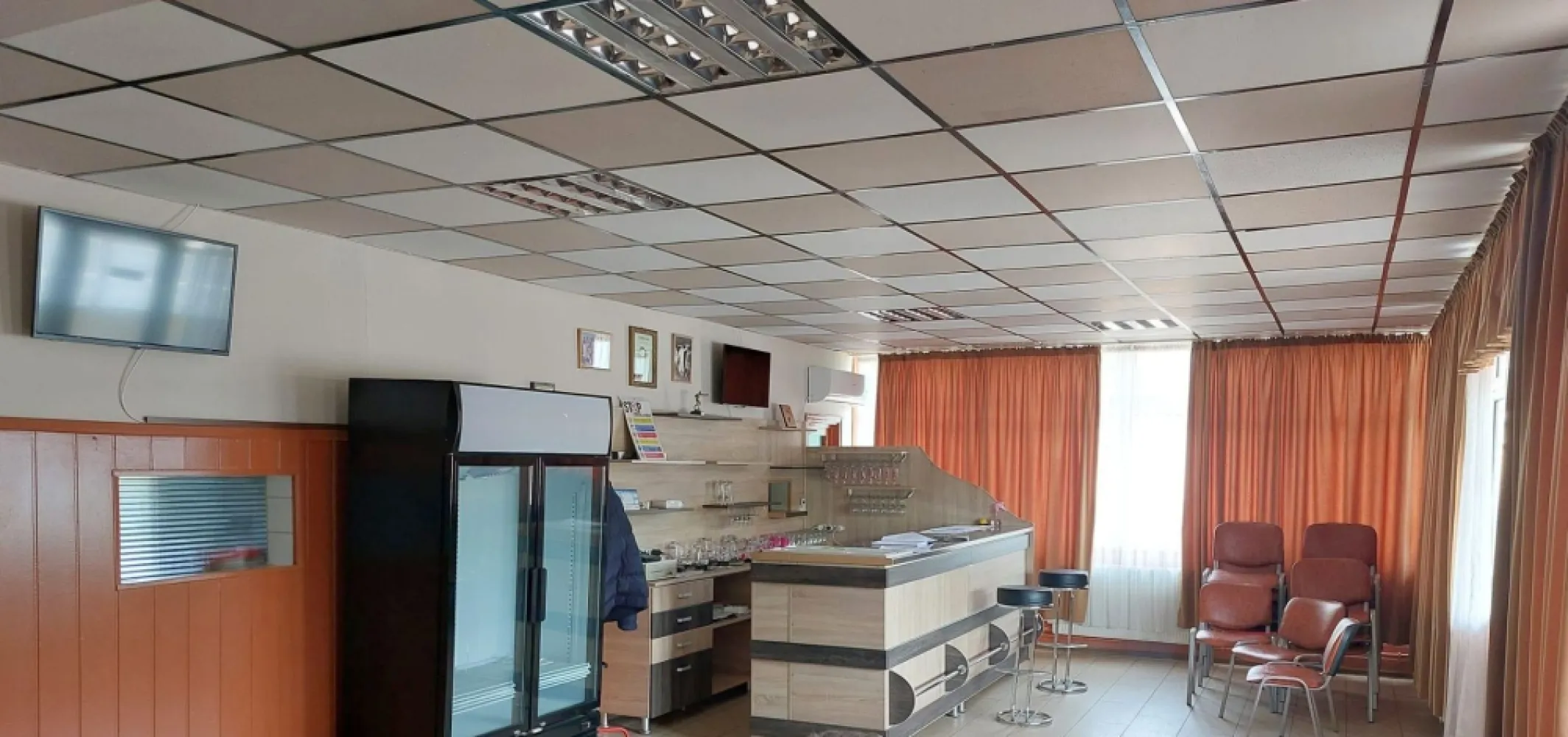 Pensiune de vânzare – Galați | Bariera Traian | 14 camere - Vă propunem spre vânzare o pensiune cu tradiție, aflată în funcțiune încă din anul 1996, reprezentând o oportunitate excelentă pentru investitorii care doresc să preia o afacere profitabilă, complet funcțională, în domeniul turismului și al serviciilor hoteliere.

1. Proprietatea este amplasată strategic în zona Bariera Traian din municipiul Galați, cu deschidere directă la Bulevardul Traian, beneficiind de vizibilitate excelentă și acces facil.

Date generale
- Suprafață teren: 1.238 mp
- Suprafață construită la sol: 382 mp
- Regim de înălțime: Parter + Etaj
- Acces direct din bulevard
- Proprietate complet funcțională

Compartimentare – Parter (suprafață utilă 320 mp)
- Recepție cu acces stradal
- Terasă cu expunere la bulevard
- Restaurant cu sală de mese
- Bucătărie complet echipată
- 4 camere
- 1 apartament
- 10 grupuri sanitare
- Cameră centrală termică
- Spălătorie
- Cameră pentru lenjerie
- 3 holuri
-2 scări de acces
- Terasă amenajată pentru relaxare

Compartimentare – Etaj (suprafață utilă 279 mp)
- 9 camere
-10 grupuri sanitare
-3 holuri
-2 scări de acces
-Salon multifuncțional, ideal pentru mic dejun, întâlniri restrânse, conferințe sau zonă lounge.

În total, pensiunea dispune de 14 camere (single, double și triple), însumând 27 locuri de cazare, toate dotate cu baie proprie.

2. Locuință individuală inclusă în proprietate 90 mp, ideală pentru locuința administratorului sau pentru închiriere.
Compartimentare:
- living
- 2 dormitoare
-bucătărie
- baie
- hol
Locuința se vinde complet mobilată și utilată.

 Facilități exterioare
-Curte amenajată
- 12-14 locuri de parcare
- Garaj cu ușă automatizată
- Zonă de grătar
- Cabină portar pentru control acces și securitate

Avantaje
- Afacere funcțională, cu istoric de aproape 30 de ani
- Poziționare excelentă la intrarea în municipiul Galați
-Vizibilitate foarte bună
-Acces facil pentru turiști și clienți
-Restaurant complet echipat
-Posibilitatea dezvoltării activității fără investiții majore

Potențial de dezvoltare
 Pe lângă activitatea de cazare și restaurant, proprietatea oferă posibilitatea extinderii către servicii de catering, beneficiind de amplasarea într-o zonă cu numeroase societăți comerciale, șantiere și unități economice, unde cererea pentru livrarea de mese este constantă.
 Această proprietate reprezintă o investiție solidă pentru cei care își doresc o afacere deja consolidată sau doresc să dezvolte un nou concept în domeniul ospitalității.

Preț de vânzare: 425.000 Euro, negociabil.

Pentru informații suplimentare și programarea unei vizionări:
Marian Ene - 0740.949.871 
Director Vânzări – MAG INVEST