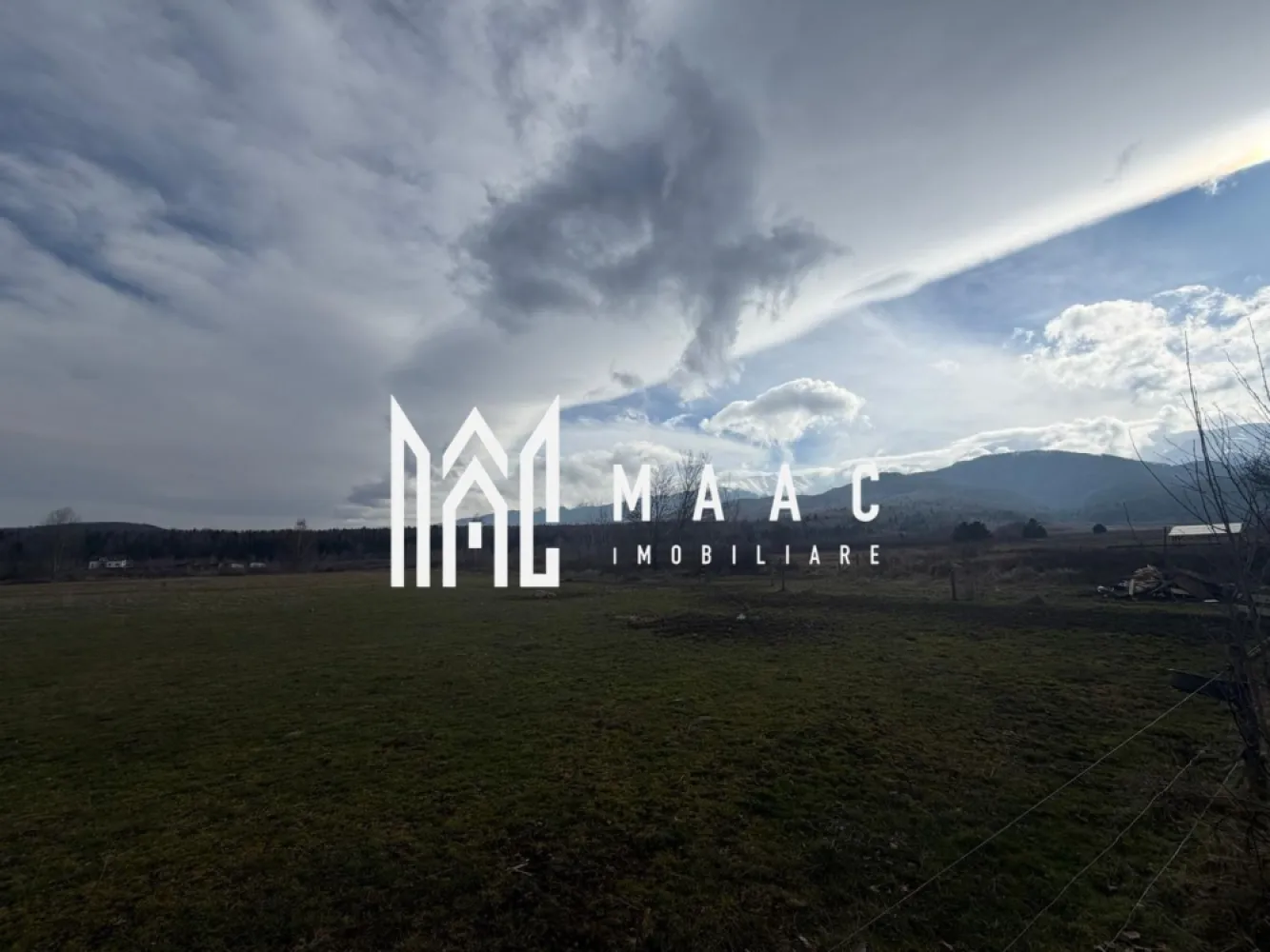 Teren 900 mp | Valea Avrigului | La strada - MAAC Imobiliare vă propune spre vânzare un teren deosebit, situat în zona Valea Avrigului, una dintre cele mai apreciate destinații din apropierea Sibiului.

Proprietatea are o suprafață de 900 mp și beneficiază de deschidere la stradă, oferind acces facil și multiple posibilități de valorificare. Terenul este ideal atât pentru construcția unei case de vacanță, cât și pentru dezvoltarea unui proiect turistic, datorită poziționării excelente.

Unul dintre punctele forte ale acestei proprietăți este priveliștea panoramică spre Munții Făgăraș, care oferă un cadru natural spectaculos, perfect pentru relaxare și evadare din agitația urbană. Zona este în continuă dezvoltare, cu numeroase construcții noi, pensiuni și locuințe de vacanță.

Terenul dispune de curent electric în proximitate, facilitând racordarea rapidă la utilități. Accesul direct din drum reprezintă un avantaj important pentru viitorii proprietari.

Dacă sunteți în căutarea unei investiții sigure sau a unui loc ideal pentru construcția unei proprietăți într-un cadru natural deosebit, această ofertă reprezintă alegerea potrivită.

Contactați echipa MAAC Imobiliare pentru mai multe detalii și programarea unei vizizionari va rog mentionati id :CP3008256