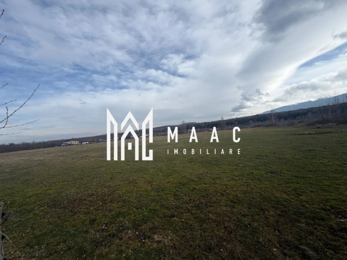 Teren 900 mp | Valea Avrigului | La strada - MAAC Imobiliare vă propune spre vânzare un teren deosebit, situat în zona Valea Avrigului, una dintre cele mai apreciate destinații din apropierea Sibiului.

Proprietatea are o suprafață de 900 mp și beneficiază de deschidere la stradă, oferind acces facil și multiple posibilități de valorificare. Terenul este ideal atât pentru construcția unei case de vacanță, cât și pentru dezvoltarea unui proiect turistic, datorită poziționării excelente.

Unul dintre punctele forte ale acestei proprietăți este priveliștea panoramică spre Munții Făgăraș, care oferă un cadru natural spectaculos, perfect pentru relaxare și evadare din agitația urbană. Zona este în continuă dezvoltare, cu numeroase construcții noi, pensiuni și locuințe de vacanță.

Terenul dispune de curent electric în proximitate, facilitând racordarea rapidă la utilități. Accesul direct din drum reprezintă un avantaj important pentru viitorii proprietari.

Dacă sunteți în căutarea unei investiții sigure sau a unui loc ideal pentru construcția unei proprietăți într-un cadru natural deosebit, această ofertă reprezintă alegerea potrivită.

Contactați echipa MAAC Imobiliare pentru mai multe detalii și programarea unei vizizionari va rog mentionati id :CP3008256