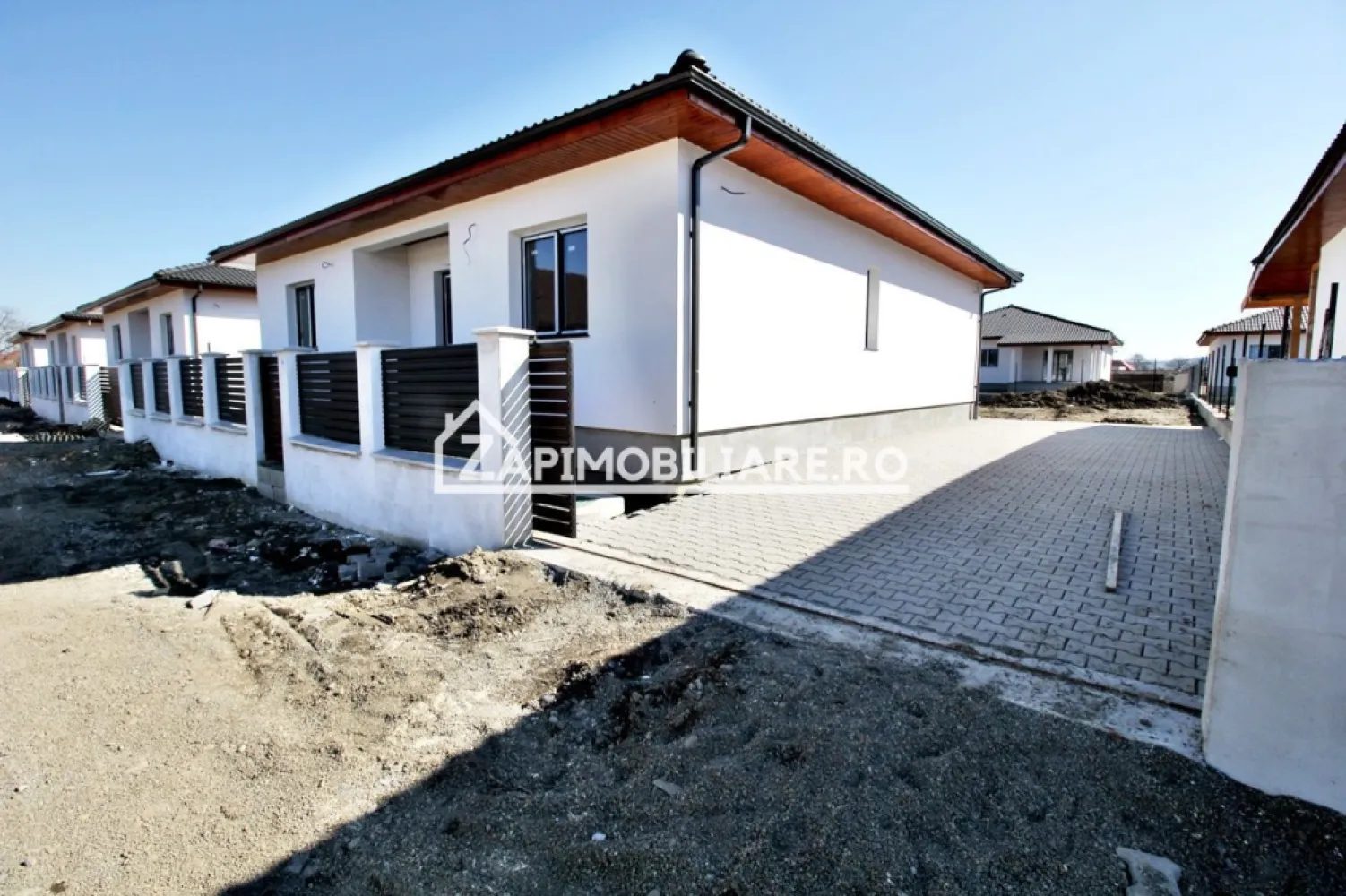 Casa 4 cam.2 băi,1 pivniță 1 dressing,500mp.teren,gard,pavaj