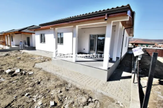 Casa 4 cam.2 băi,1 pivniță 1 dressing,500mp.teren,gard,pavaj