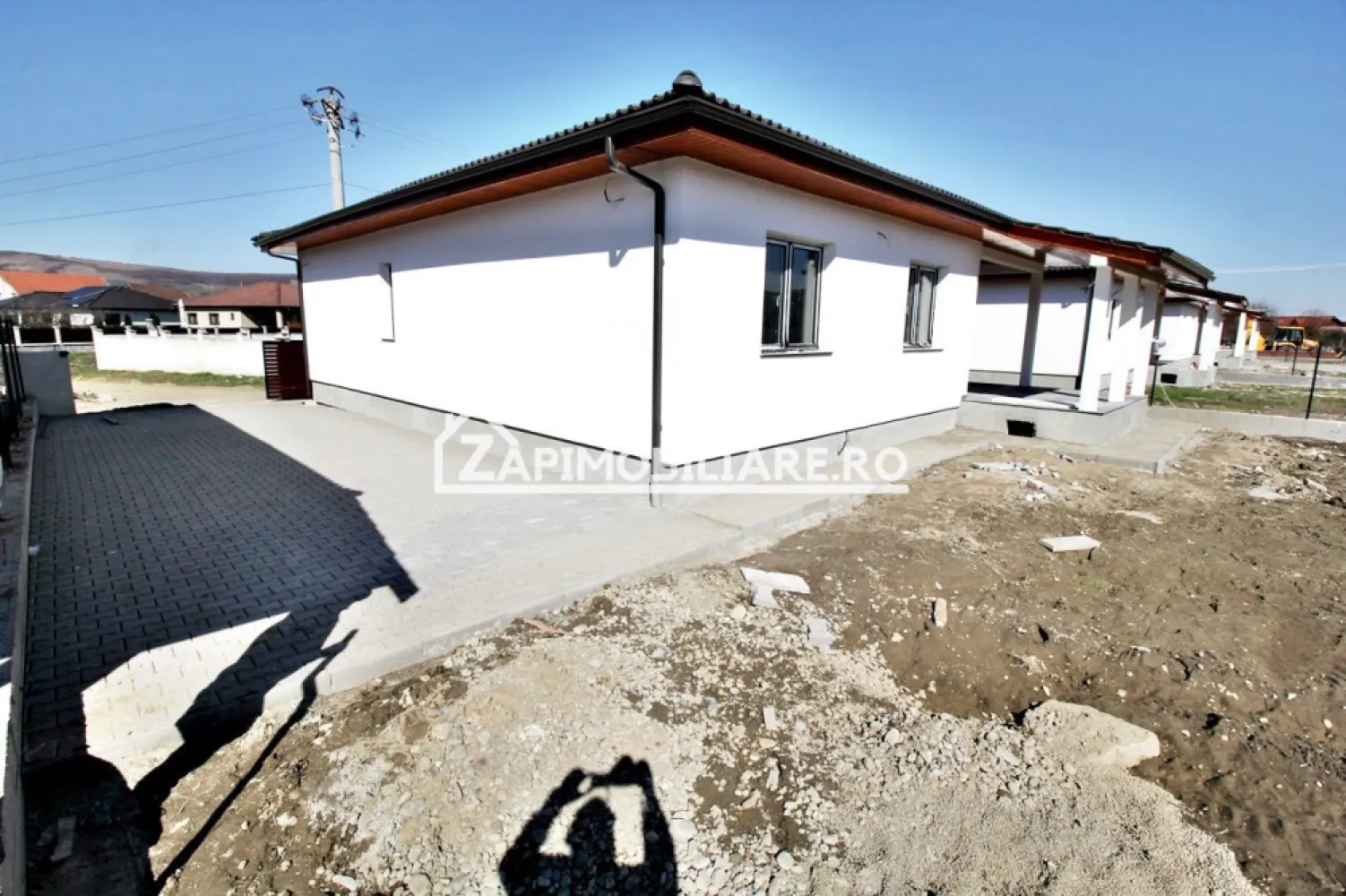 Casa 4 cam.2 băi,1 pivniță 1 dressing,500mp.teren,gard,pavaj