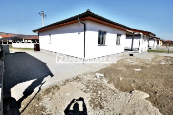 Casa 4 cam.2 băi,1 pivniță 1 dressing,500mp.teren,gard,pavaj