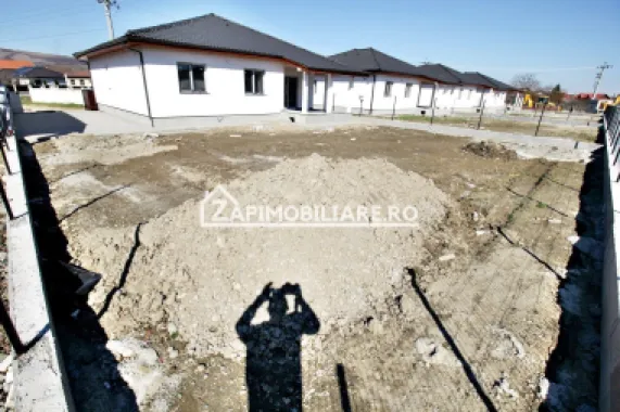 Casa 4 cam.2 băi,1 pivniță 1 dressing,500mp.teren,gard,pavaj