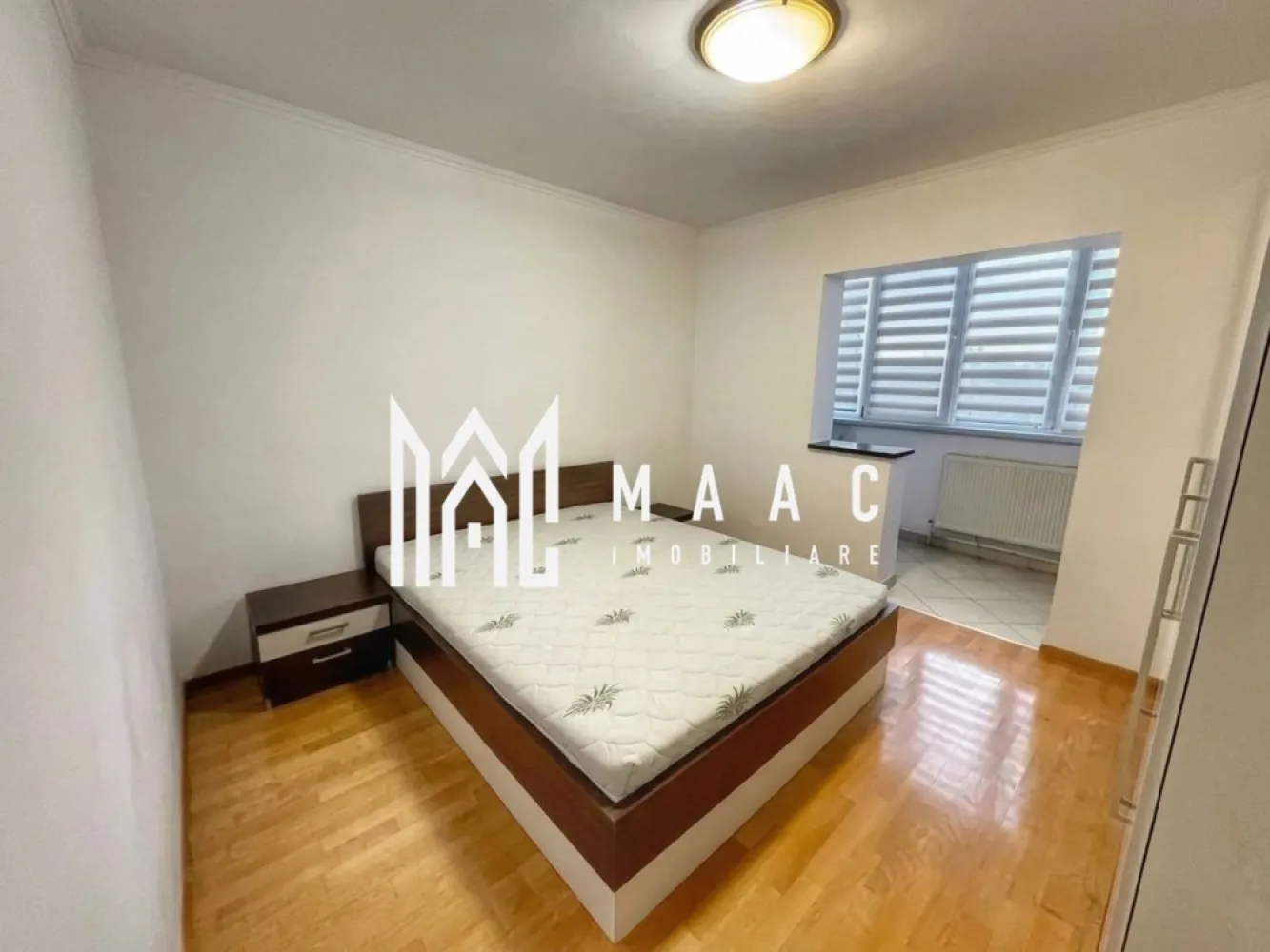 Apartament | 2 camere | 60 MPU | Ștrand - MAAC Imobiliare vă propune spre închiriere un apartament cu 2 camere situat în cartierul Ștrand, una dintre cele mai apreciate si verzi zone ale orașului. 

Pozitionarea este ideală, imobilul aflându-se în imediata apropiere a Stadionului Municipal și la doar câteva minute de mers pe jos de Centrul Civic si parcul Sub Arini, oferind acces rapid către toate facilitățile urbane.

Locuința este situată la etajul 1 și beneficiază de o compartimentare practică și finisaje moderne, fiind structurat astfel:

Pozitionare: Etajul 1, ideal pentru acces facil si eficienta termica.

Balcon tip Logie: perfect pentru depozitare sau amenajarea unui colț de relaxare indiferent de anotimp.

Compartimentare: 
2 camere 
bucătărie închisă 
baie
hol de acces.

Dotări: 
aer condiționat
electrocasnice incluse (mașină de spălat rufe ,mașină de spălat vase, frigider, aragaz)
și centrală termică proprie pentru un control optim al costurilor.

Puncte de interes: 
În proximitate se află stații de transport in comun, magazine, școli și parcul Sub Arini pentru plimbări în aer liber.

Pentru mai multe detalii sau programarea unei vizionări, vă rugăm să ne contactați și să menționați codul de identificare al proprietatii ID: CP3009176.