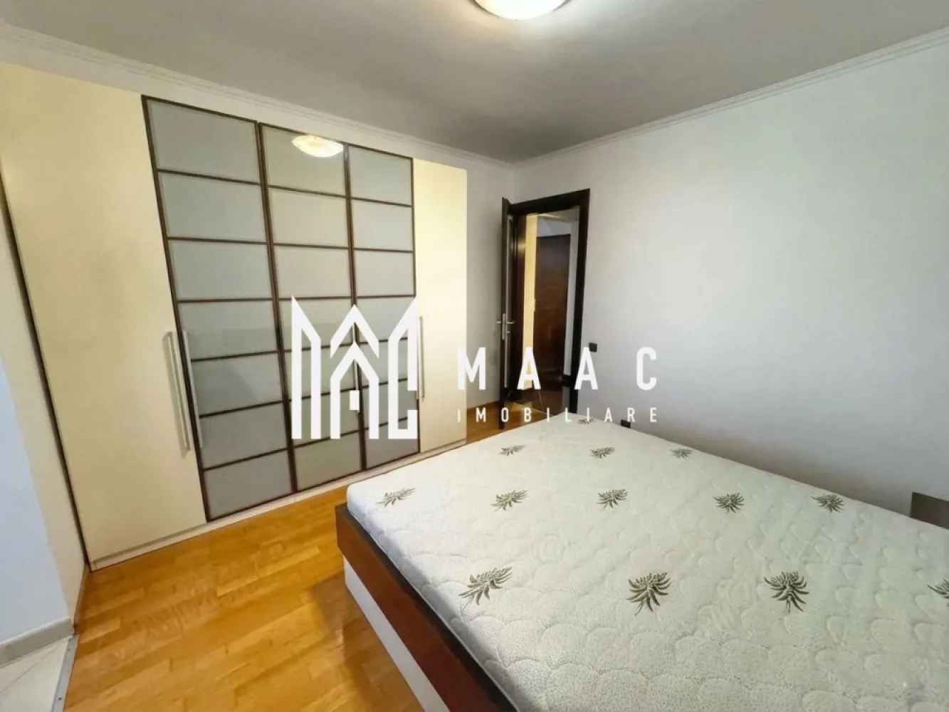 Apartament | 2 camere | 60 MPU | Ștrand - MAAC Imobiliare vă propune spre închiriere un apartament cu 2 camere situat în cartierul Ștrand, una dintre cele mai apreciate si verzi zone ale orașului. 

Pozitionarea este ideală, imobilul aflându-se în imediata apropiere a Stadionului Municipal și la doar câteva minute de mers pe jos de Centrul Civic si parcul Sub Arini, oferind acces rapid către toate facilitățile urbane.

Locuința este situată la etajul 1 și beneficiază de o compartimentare practică și finisaje moderne, fiind structurat astfel:

Pozitionare: Etajul 1, ideal pentru acces facil si eficienta termica.

Balcon tip Logie: perfect pentru depozitare sau amenajarea unui colț de relaxare indiferent de anotimp.

Compartimentare: 
2 camere 
bucătărie închisă 
baie
hol de acces.

Dotări: 
aer condiționat
electrocasnice incluse (mașină de spălat rufe ,mașină de spălat vase, frigider, aragaz)
și centrală termică proprie pentru un control optim al costurilor.

Puncte de interes: 
În proximitate se află stații de transport in comun, magazine, școli și parcul Sub Arini pentru plimbări în aer liber.

Pentru mai multe detalii sau programarea unei vizionări, vă rugăm să ne contactați și să menționați codul de identificare al proprietatii ID: CP3009176.