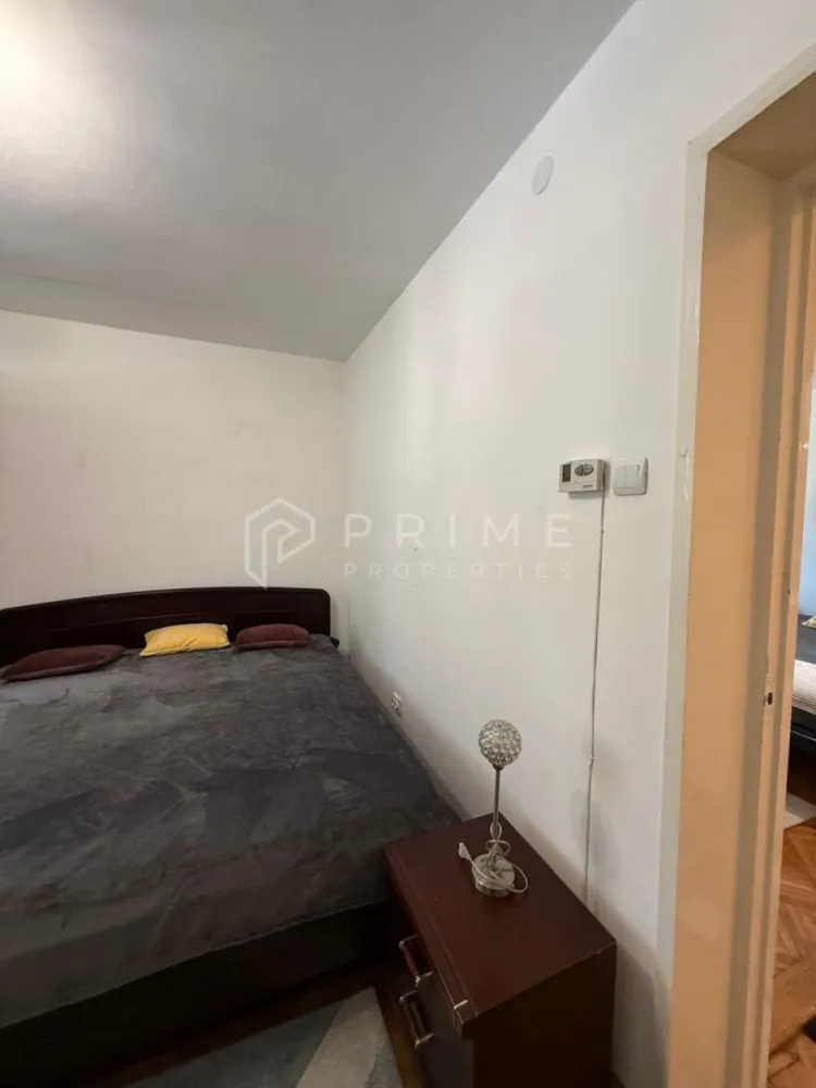 Apartament cu 3 camere decomandate- Ideal pentru studenti - Zona Tudor - Prime Properties vă prezintă, în exclusivitate, o locuință ideală pentru studenții care își doresc un mediu de studiu productiv, confort și o atmosferă primitoare. Situat în inima cartierului Tudor, pe strada Bucinului, acest apartament îmbină perfect funcționalitatea cu o locație strategică, excelent conectată la punctele de interes universitare și facilitățile urbane.

Caracteristici principale:

Compartimentare: Decomandat, oferind intimitate deplină fiecărui locatar.

Poziționare: Etajul 1 – acces extrem de facil și confort sporit.

Ambient: Un spațiu remarcabil de luminos și generos ca suprafață, care îți oferă instant sentimentul de „acasă”.

Eficiență: Izolația optimă și dotările imobilului asigură costuri de întreținere și facturi reduse, un avantaj considerabil pentru bugetul de student.

Conceput special pentru succesul tău academic:
Apartamentul a fost gândit în detaliu pentru a găzdui 3 studenți. Fiecare dintre cele trei camere oferă un sanctuar propriu de odihnă și studiu, fiind echipată cu:

Pat confortabil și spații de depozitare.

Birou individual generos, perfect organizat pentru sesiunile de examene sau proiecte.

Pregătit până la cel mai mic detaliu – Doar îți aduci hainele!
Proprietatea se închiriază complet mobilată și utilată modern, remarcându-se prin atenția la detalii. Pentru ca tranziția voastră să fie complet lipsită de griji, locuința este predată la cheie și complet echipată cu toate elementele necesare traiului zilnic:

Confort textil: Seturi complete de lenjerii fine și perne primitoare, pregătite pentru un somn odihnitor.

Echipare completă pentru gătit: O bucătărie utilată cu electrocasnice esențiale, dotată complet cu veselă elegantă, tacâmuri și accesorii pentru servirea mesei.

Promisiunea Prime Properties
La Prime Properties, fiecare tranzacție înseamnă mai mult decât o simplă achiziție sau închiriere – este un proces complet, în care colaborăm cu cei mai buni profesioniști: notari, avocați, evaluatori, specialiști în certificate energetice și consultanți de credite imobiliare. Astfel, atunci când alegi o proprietate prin noi, primești la pachet siguranță, transparență și servicii impecabile pe tot parcursul drumului tău către casa ideală.