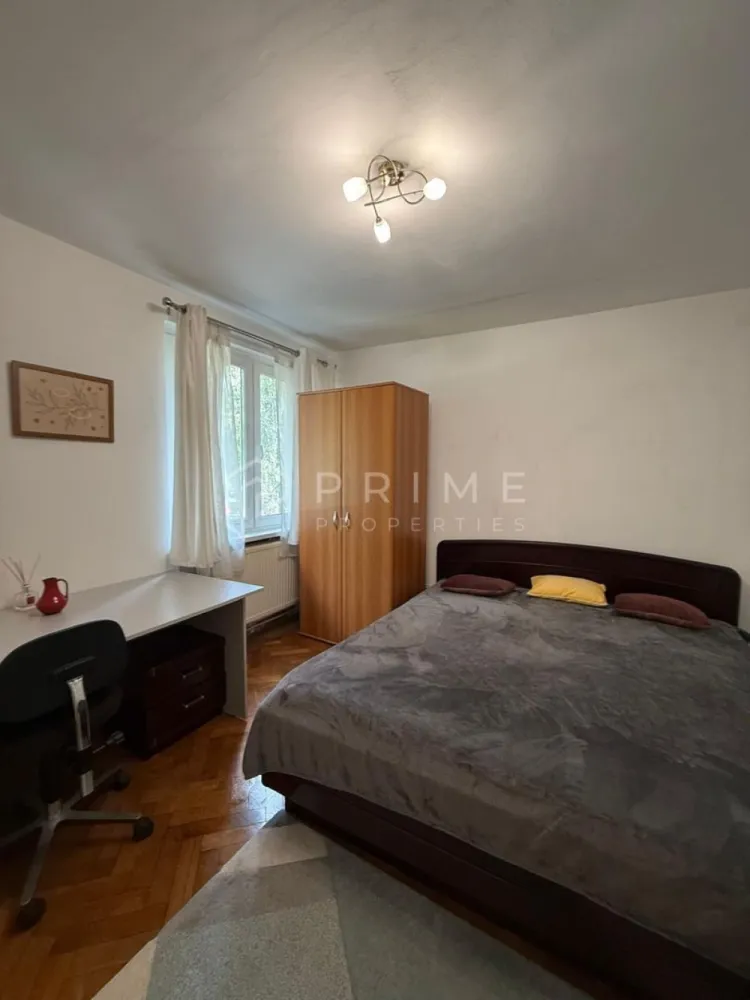 Apartament cu 3 camere decomandate- Ideal pentru studenti - Zona Tudor - Prime Properties vă prezintă, în exclusivitate, o locuință ideală pentru studenții care își doresc un mediu de studiu productiv, confort și o atmosferă primitoare. Situat în inima cartierului Tudor, pe strada Bucinului, acest apartament îmbină perfect funcționalitatea cu o locație strategică, excelent conectată la punctele de interes universitare și facilitățile urbane.

Caracteristici principale:

Compartimentare: Decomandat, oferind intimitate deplină fiecărui locatar.

Poziționare: Etajul 1 – acces extrem de facil și confort sporit.

Ambient: Un spațiu remarcabil de luminos și generos ca suprafață, care îți oferă instant sentimentul de „acasă”.

Eficiență: Izolația optimă și dotările imobilului asigură costuri de întreținere și facturi reduse, un avantaj considerabil pentru bugetul de student.

Conceput special pentru succesul tău academic:
Apartamentul a fost gândit în detaliu pentru a găzdui 3 studenți. Fiecare dintre cele trei camere oferă un sanctuar propriu de odihnă și studiu, fiind echipată cu:

Pat confortabil și spații de depozitare.

Birou individual generos, perfect organizat pentru sesiunile de examene sau proiecte.

Pregătit până la cel mai mic detaliu – Doar îți aduci hainele!
Proprietatea se închiriază complet mobilată și utilată modern, remarcându-se prin atenția la detalii. Pentru ca tranziția voastră să fie complet lipsită de griji, locuința este predată la cheie și complet echipată cu toate elementele necesare traiului zilnic:

Confort textil: Seturi complete de lenjerii fine și perne primitoare, pregătite pentru un somn odihnitor.

Echipare completă pentru gătit: O bucătărie utilată cu electrocasnice esențiale, dotată complet cu veselă elegantă, tacâmuri și accesorii pentru servirea mesei.

Promisiunea Prime Properties
La Prime Properties, fiecare tranzacție înseamnă mai mult decât o simplă achiziție sau închiriere – este un proces complet, în care colaborăm cu cei mai buni profesioniști: notari, avocați, evaluatori, specialiști în certificate energetice și consultanți de credite imobiliare. Astfel, atunci când alegi o proprietate prin noi, primești la pachet siguranță, transparență și servicii impecabile pe tot parcursul drumului tău către casa ideală.