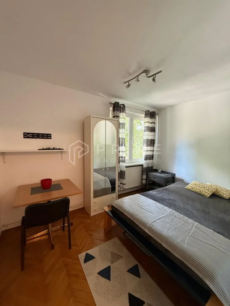Apartament cu 3 camere decomandate- Ideal pentru studenti - Zona Tudor - Prime Properties vă prezintă, în exclusivitate, o locuință ideală pentru studenții care își doresc un mediu de studiu productiv, confort și o atmosferă primitoare. Situat în inima cartierului Tudor, pe strada Bucinului, acest apartament îmbină perfect funcționalitatea cu o locație strategică, excelent conectată la punctele de interes universitare și facilitățile urbane.

Caracteristici principale:

Compartimentare: Decomandat, oferind intimitate deplină fiecărui locatar.

Poziționare: Etajul 1 – acces extrem de facil și confort sporit.

Ambient: Un spațiu remarcabil de luminos și generos ca suprafață, care îți oferă instant sentimentul de „acasă”.

Eficiență: Izolația optimă și dotările imobilului asigură costuri de întreținere și facturi reduse, un avantaj considerabil pentru bugetul de student.

Conceput special pentru succesul tău academic:
Apartamentul a fost gândit în detaliu pentru a găzdui 3 studenți. Fiecare dintre cele trei camere oferă un sanctuar propriu de odihnă și studiu, fiind echipată cu:

Pat confortabil și spații de depozitare.

Birou individual generos, perfect organizat pentru sesiunile de examene sau proiecte.

Pregătit până la cel mai mic detaliu – Doar îți aduci hainele!
Proprietatea se închiriază complet mobilată și utilată modern, remarcându-se prin atenția la detalii. Pentru ca tranziția voastră să fie complet lipsită de griji, locuința este predată la cheie și complet echipată cu toate elementele necesare traiului zilnic:

Confort textil: Seturi complete de lenjerii fine și perne primitoare, pregătite pentru un somn odihnitor.

Echipare completă pentru gătit: O bucătărie utilată cu electrocasnice esențiale, dotată complet cu veselă elegantă, tacâmuri și accesorii pentru servirea mesei.

Promisiunea Prime Properties
La Prime Properties, fiecare tranzacție înseamnă mai mult decât o simplă achiziție sau închiriere – este un proces complet, în care colaborăm cu cei mai buni profesioniști: notari, avocați, evaluatori, specialiști în certificate energetice și consultanți de credite imobiliare. Astfel, atunci când alegi o proprietate prin noi, primești la pachet siguranță, transparență și servicii impecabile pe tot parcursul drumului tău către casa ideală.