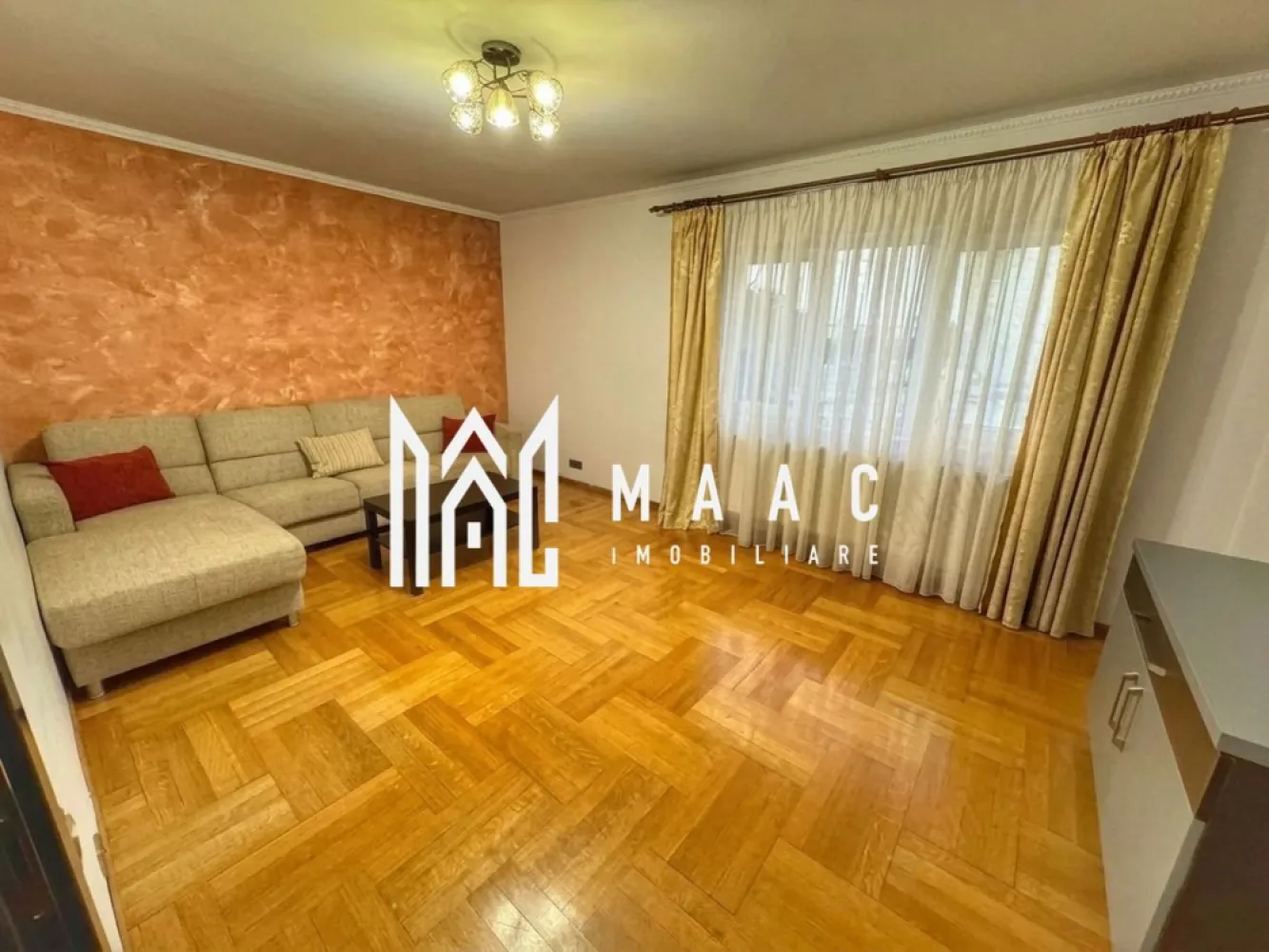 Apartament | 2 camere | 60 MPU | Ștrand - MAAC Imobiliare vă propune spre închiriere un apartament cu 2 camere situat în cartierul Ștrand, una dintre cele mai apreciate si verzi zone ale orașului. 

Pozitionarea este ideală, imobilul aflându-se în imediata apropiere a Stadionului Municipal și la doar câteva minute de mers pe jos de Centrul Civic si parcul Sub Arini, oferind acces rapid către toate facilitățile urbane.

Locuința este situată la etajul 1 și beneficiază de o compartimentare practică și finisaje moderne, fiind structurat astfel:

Pozitionare: Etajul 1, ideal pentru acces facil si eficienta termica.

Balcon tip Logie: perfect pentru depozitare sau amenajarea unui colț de relaxare indiferent de anotimp.

Compartimentare: 
2 camere 
bucătărie închisă 
baie
hol de acces.

Dotări: 
aer condiționat
electrocasnice incluse (mașină de spălat rufe ,mașină de spălat vase, frigider, aragaz)
și centrală termică proprie pentru un control optim al costurilor.

Puncte de interes: 
În proximitate se află stații de transport in comun, magazine, școli și parcul Sub Arini pentru plimbări în aer liber.

Pentru mai multe detalii sau programarea unei vizionări, vă rugăm să ne contactați și să menționați codul de identificare al proprietatii ID: CP3009176.