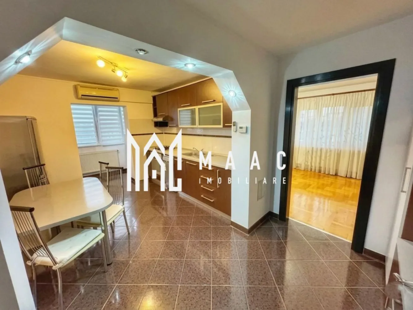 Apartament | 2 camere | 60 MPU | Ștrand - MAAC Imobiliare vă propune spre închiriere un apartament cu 2 camere situat în cartierul Ștrand, una dintre cele mai apreciate si verzi zone ale orașului. 

Pozitionarea este ideală, imobilul aflându-se în imediata apropiere a Stadionului Municipal și la doar câteva minute de mers pe jos de Centrul Civic si parcul Sub Arini, oferind acces rapid către toate facilitățile urbane.

Locuința este situată la etajul 1 și beneficiază de o compartimentare practică și finisaje moderne, fiind structurat astfel:

Pozitionare: Etajul 1, ideal pentru acces facil si eficienta termica.

Balcon tip Logie: perfect pentru depozitare sau amenajarea unui colț de relaxare indiferent de anotimp.

Compartimentare: 
2 camere 
bucătărie închisă 
baie
hol de acces.

Dotări: 
aer condiționat
electrocasnice incluse (mașină de spălat rufe ,mașină de spălat vase, frigider, aragaz)
și centrală termică proprie pentru un control optim al costurilor.

Puncte de interes: 
În proximitate se află stații de transport in comun, magazine, școli și parcul Sub Arini pentru plimbări în aer liber.

Pentru mai multe detalii sau programarea unei vizionări, vă rugăm să ne contactați și să menționați codul de identificare al proprietatii ID: CP3009176.