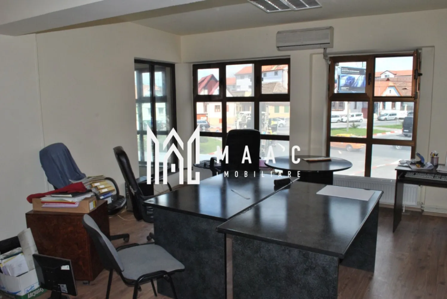 Spațiu de Birouri | 232 MPU | Turnișor - MAAC Imobiliare vă propune spre vânzare un spațiu de birouri generos și versatil, situat într-o locație strategică la stradă, în cartierul Turnișor. 

Proprietatea este poziționată chiar la strada principală, într-o zonă cu vad comercial excelent, ceea ce asigura o vizibilitate maximă și o oportunitate de investiție remarcabilă.

Spațiul dispune de o suprafață utilă totală de 232 mp, fiind compartimentat inteligent pentru a răspunde nevoilor unei companii moderne sau pentru a fi utilizat ca sediu reprezentativ. 

Compartimentare:
8 camere individuale ce pot fi utilizate ca birouri operative, săli de ședință sau cabinete private, oferind flexibilitate totală în reamenajare.

Zona de Recepție:
Un hol central spațios de 15 mp, ideal pentru primirea vizitatorilor și crearea unei prime impresii profesionale.

Facilități Sanitare: 
1 grup sanitar complet dotat, poziționat optim pentru a deservi întregul spațiu.

Spatii Auxiliare: 
Zone dedicate pentru depozitare sau arhivare, esențiale pentru managementul documentelor și organizarea administrativă.

Balcon tip Logie: 
Un spațiu exterior integrat, util pentru momentele de recreere.

În imediata proximitate se găsesc numeroase instituții bancare, supermarketuri, stații de transport în comun și acces facil către Zona Industrială de Vest și Aeroportul International Sibiu.

Proprietatea reprezinta o alegere excelenta atat pentru o companie care îsi dorește un sediu propriu impunător, cât și pentru un investitor care vizează randamente sigure din închiriere către clinici, hub-uri IT sau firme de consultanță.

Pentru mai multe detalii sau pentru a programa o vizionare , vă rugăm să ne contactați menționând codul de identificare al proprietății ID:CP3009394.
