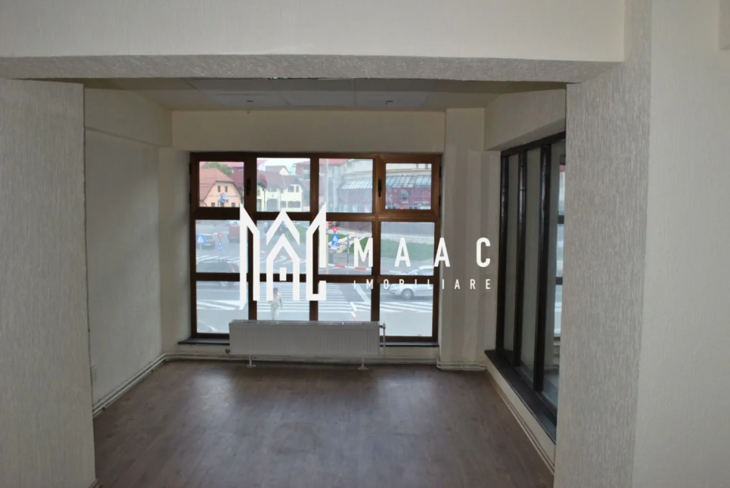 Spațiu de Birouri | 232 MPU | Turnișor - MAAC Imobiliare vă propune spre vânzare un spațiu de birouri generos și versatil, situat într-o locație strategică la stradă, în cartierul Turnișor. 

Proprietatea este poziționată chiar la strada principală, într-o zonă cu vad comercial excelent, ceea ce asigura o vizibilitate maximă și o oportunitate de investiție remarcabilă.

Spațiul dispune de o suprafață utilă totală de 232 mp, fiind compartimentat inteligent pentru a răspunde nevoilor unei companii moderne sau pentru a fi utilizat ca sediu reprezentativ. 

Compartimentare:
8 camere individuale ce pot fi utilizate ca birouri operative, săli de ședință sau cabinete private, oferind flexibilitate totală în reamenajare.

Zona de Recepție:
Un hol central spațios de 15 mp, ideal pentru primirea vizitatorilor și crearea unei prime impresii profesionale.

Facilități Sanitare: 
1 grup sanitar complet dotat, poziționat optim pentru a deservi întregul spațiu.

Spatii Auxiliare: 
Zone dedicate pentru depozitare sau arhivare, esențiale pentru managementul documentelor și organizarea administrativă.

Balcon tip Logie: 
Un spațiu exterior integrat, util pentru momentele de recreere.

În imediata proximitate se găsesc numeroase instituții bancare, supermarketuri, stații de transport în comun și acces facil către Zona Industrială de Vest și Aeroportul International Sibiu.

Proprietatea reprezinta o alegere excelenta atat pentru o companie care îsi dorește un sediu propriu impunător, cât și pentru un investitor care vizează randamente sigure din închiriere către clinici, hub-uri IT sau firme de consultanță.

Pentru mai multe detalii sau pentru a programa o vizionare , vă rugăm să ne contactați menționând codul de identificare al proprietății ID:CP3009394.