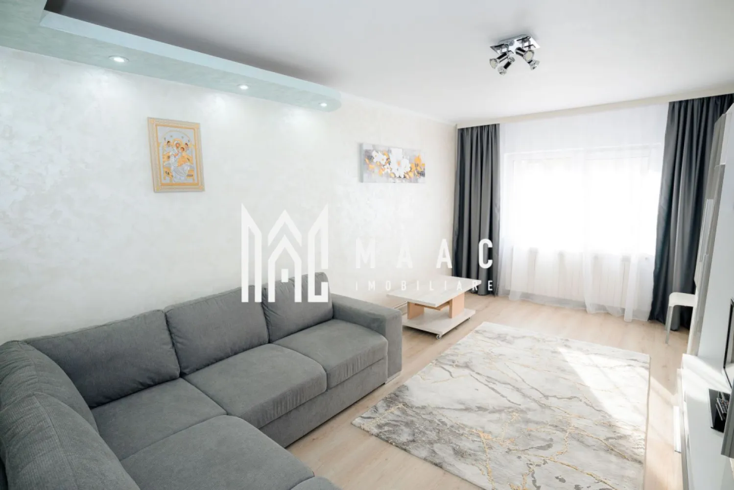 APARTAMENT 2 CAMERE DE INCHIRIAT| CENTRU| CENTRALA PROPRIE - De închiriat apartament 2 camere – zonă centrală, Strada Gib Mihăescu, Râmnicu Vâlcea

Se oferă spre închiriere apartament cu 2 camere, situat la etajul 1 al unui imobil din zona centrală, pe Strada Gib Mihăescu – o locație liniștită și foarte aproape de principalele puncte de interes ale orașului.

✨ Apartamentul este complet renovat și se află la prima închiriere. Totul este nou, modern și amenajat cu atenție la detalii.

Dispune de:

Living luminos și spațios
Dormitor confortabil
Bucătărie complet utilată
Baie modernă
Balcon generos

🔑 Se închiriază mobilat și utilat complet, disponibil imediat, gata pentru mutare.
Electrocasnice: plită, hotă, cuptor, frigider, mașină de spălat rufe, TV

📆 Se închiriază pe o perioadă minimă de 1 an.
🚫 Nu se acceptă animale de companie, si nici familie cu copii mici.
💰 Preț: 400 € / lună
💵 Garanție: 500 €

📞 Pentru mai multe detalii sau vizionări: Maac Imobiliare - CP2811919