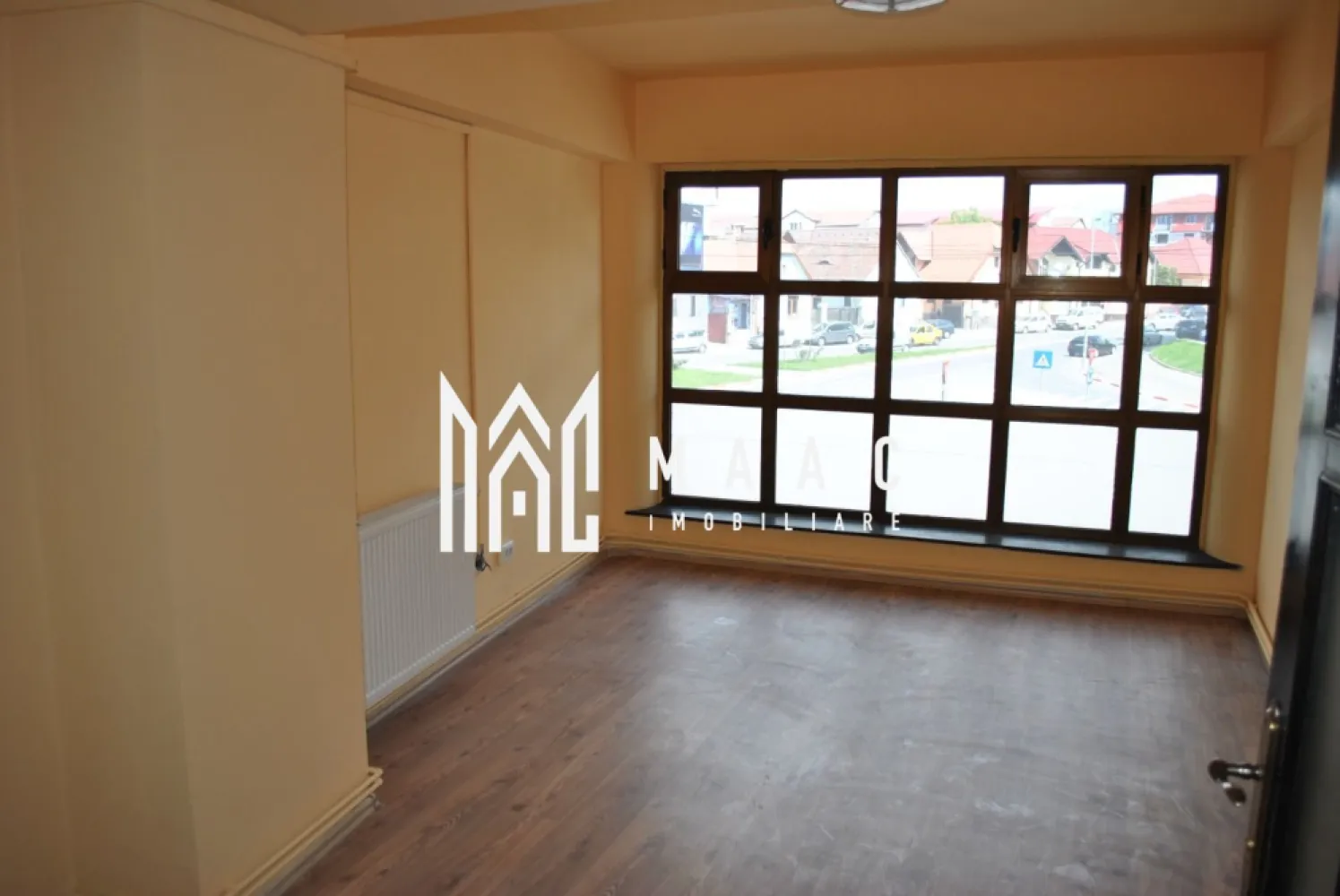 Spațiu de Birouri | 232 MPU | Turnișor - MAAC Imobiliare vă propune spre vânzare un spațiu de birouri generos și versatil, situat într-o locație strategică la stradă, în cartierul Turnișor. 

Proprietatea este poziționată chiar la strada principală, într-o zonă cu vad comercial excelent, ceea ce asigura o vizibilitate maximă și o oportunitate de investiție remarcabilă.

Spațiul dispune de o suprafață utilă totală de 232 mp, fiind compartimentat inteligent pentru a răspunde nevoilor unei companii moderne sau pentru a fi utilizat ca sediu reprezentativ. 

Compartimentare:
8 camere individuale ce pot fi utilizate ca birouri operative, săli de ședință sau cabinete private, oferind flexibilitate totală în reamenajare.

Zona de Recepție:
Un hol central spațios de 15 mp, ideal pentru primirea vizitatorilor și crearea unei prime impresii profesionale.

Facilități Sanitare: 
1 grup sanitar complet dotat, poziționat optim pentru a deservi întregul spațiu.

Spatii Auxiliare: 
Zone dedicate pentru depozitare sau arhivare, esențiale pentru managementul documentelor și organizarea administrativă.

Balcon tip Logie: 
Un spațiu exterior integrat, util pentru momentele de recreere.

În imediata proximitate se găsesc numeroase instituții bancare, supermarketuri, stații de transport în comun și acces facil către Zona Industrială de Vest și Aeroportul International Sibiu.

Proprietatea reprezinta o alegere excelenta atat pentru o companie care îsi dorește un sediu propriu impunător, cât și pentru un investitor care vizează randamente sigure din închiriere către clinici, hub-uri IT sau firme de consultanță.

Pentru mai multe detalii sau pentru a programa o vizionare , vă rugăm să ne contactați menționând codul de identificare al proprietății ID:CP3009394.