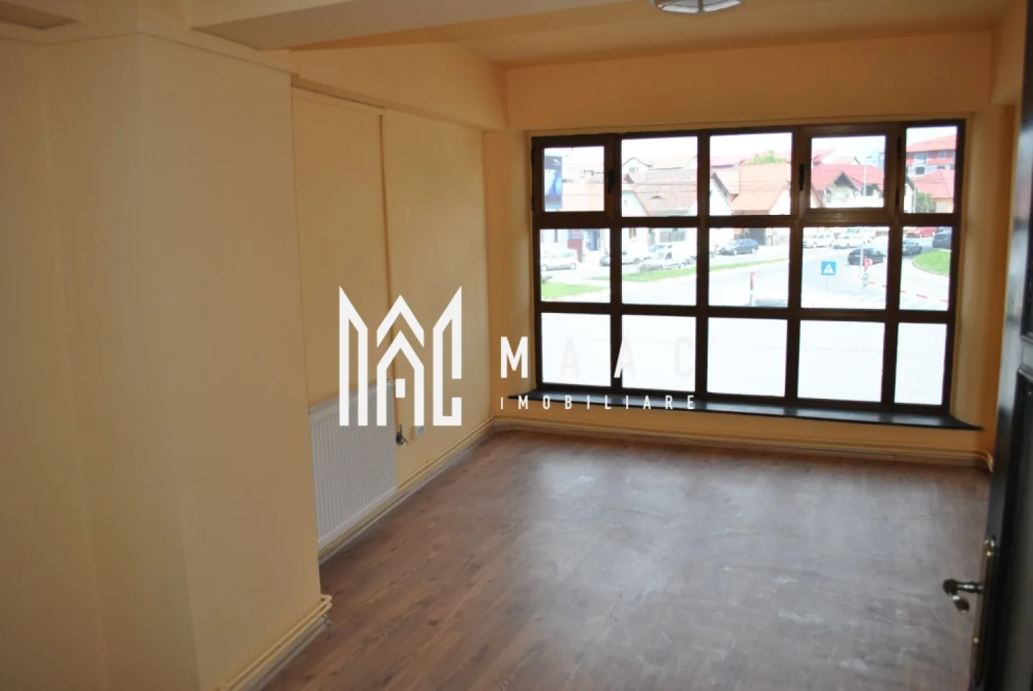 Spațiu de Birouri | 232 MPU | Turnișor - MAAC Imobiliare vă propune spre vânzare un spațiu de birouri generos și versatil, situat într-o locație strategică la stradă, în cartierul Turnișor. 

Proprietatea este poziționată chiar la strada principală, într-o zonă cu vad comercial excelent, ceea ce asigura o vizibilitate maximă și o oportunitate de investiție remarcabilă.

Spațiul dispune de o suprafață utilă totală de 232 mp, fiind compartimentat inteligent pentru a răspunde nevoilor unei companii moderne sau pentru a fi utilizat ca sediu reprezentativ. 

Compartimentare:
8 camere individuale ce pot fi utilizate ca birouri operative, săli de ședință sau cabinete private, oferind flexibilitate totală în reamenajare.

Zona de Recepție:
Un hol central spațios de 15 mp, ideal pentru primirea vizitatorilor și crearea unei prime impresii profesionale.

Facilități Sanitare: 
1 grup sanitar complet dotat, poziționat optim pentru a deservi întregul spațiu.

Spatii Auxiliare: 
Zone dedicate pentru depozitare sau arhivare, esențiale pentru managementul documentelor și organizarea administrativă.

Balcon tip Logie: 
Un spațiu exterior integrat, util pentru momentele de recreere.

În imediata proximitate se găsesc numeroase instituții bancare, supermarketuri, stații de transport în comun și acces facil către Zona Industrială de Vest și Aeroportul International Sibiu.

Proprietatea reprezinta o alegere excelenta atat pentru o companie care îsi dorește un sediu propriu impunător, cât și pentru un investitor care vizează randamente sigure din închiriere către clinici, hub-uri IT sau firme de consultanță.

Pentru mai multe detalii sau pentru a programa o vizionare , vă rugăm să ne contactați menționând codul de identificare al proprietății ID:CP3009394.