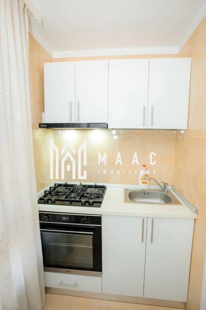 APARTAMENT 2 CAMERE DE INCHIRIAT| CENTRU| CENTRALA PROPRIE - De închiriat apartament 2 camere – zonă centrală, Strada Gib Mihăescu, Râmnicu Vâlcea

Se oferă spre închiriere apartament cu 2 camere, situat la etajul 1 al unui imobil din zona centrală, pe Strada Gib Mihăescu – o locație liniștită și foarte aproape de principalele puncte de interes ale orașului.

✨ Apartamentul este complet renovat și se află la prima închiriere. Totul este nou, modern și amenajat cu atenție la detalii.

Dispune de:

Living luminos și spațios
Dormitor confortabil
Bucătărie complet utilată
Baie modernă
Balcon generos

🔑 Se închiriază mobilat și utilat complet, disponibil imediat, gata pentru mutare.
Electrocasnice: plită, hotă, cuptor, frigider, mașină de spălat rufe, TV

📆 Se închiriază pe o perioadă minimă de 1 an.
🚫 Nu se acceptă animale de companie, si nici familie cu copii mici.
💰 Preț: 400 € / lună
💵 Garanție: 500 €

📞 Pentru mai multe detalii sau vizionări: Maac Imobiliare - CP2811919
