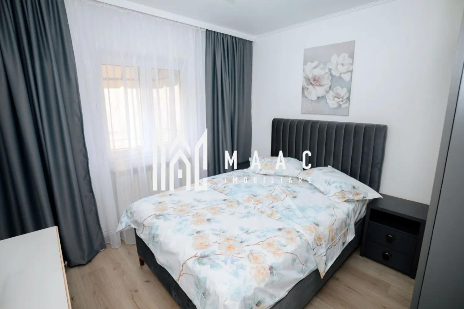 APARTAMENT 2 CAMERE DE INCHIRIAT| CENTRU| CENTRALA PROPRIE - De închiriat apartament 2 camere – zonă centrală, Strada Gib Mihăescu, Râmnicu Vâlcea

Se oferă spre închiriere apartament cu 2 camere, situat la etajul 1 al unui imobil din zona centrală, pe Strada Gib Mihăescu – o locație liniștită și foarte aproape de principalele puncte de interes ale orașului.

✨ Apartamentul este complet renovat și se află la prima închiriere. Totul este nou, modern și amenajat cu atenție la detalii.

Dispune de:

Living luminos și spațios
Dormitor confortabil
Bucătărie complet utilată
Baie modernă
Balcon generos

🔑 Se închiriază mobilat și utilat complet, disponibil imediat, gata pentru mutare.
Electrocasnice: plită, hotă, cuptor, frigider, mașină de spălat rufe, TV

📆 Se închiriază pe o perioadă minimă de 1 an.
🚫 Nu se acceptă animale de companie, si nici familie cu copii mici.
💰 Preț: 400 € / lună
💵 Garanție: 500 €

📞 Pentru mai multe detalii sau vizionări: Maac Imobiliare - CP2811919