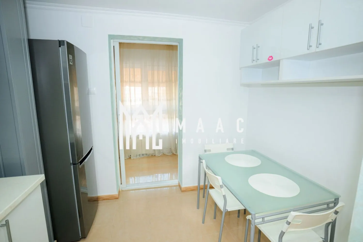 APARTAMENT 2 CAMERE DE INCHIRIAT| CENTRU| CENTRALA PROPRIE - De închiriat apartament 2 camere – zonă centrală, Strada Gib Mihăescu, Râmnicu Vâlcea

Se oferă spre închiriere apartament cu 2 camere, situat la etajul 1 al unui imobil din zona centrală, pe Strada Gib Mihăescu – o locație liniștită și foarte aproape de principalele puncte de interes ale orașului.

✨ Apartamentul este complet renovat și se află la prima închiriere. Totul este nou, modern și amenajat cu atenție la detalii.

Dispune de:

Living luminos și spațios
Dormitor confortabil
Bucătărie complet utilată
Baie modernă
Balcon generos

🔑 Se închiriază mobilat și utilat complet, disponibil imediat, gata pentru mutare.
Electrocasnice: plită, hotă, cuptor, frigider, mașină de spălat rufe, TV

📆 Se închiriază pe o perioadă minimă de 1 an.
🚫 Nu se acceptă animale de companie, si nici familie cu copii mici.
💰 Preț: 400 € / lună
💵 Garanție: 500 €

📞 Pentru mai multe detalii sau vizionări: Maac Imobiliare - CP2811919