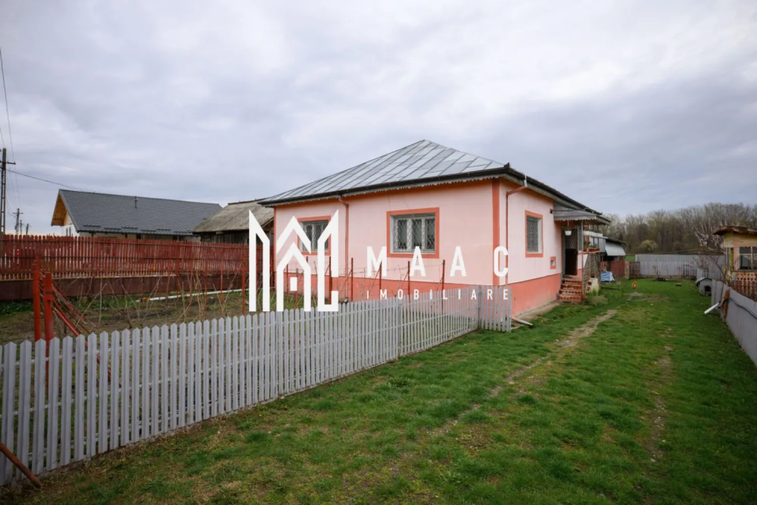 CASA DE VANZARE| 2087 MP TEREN| COMUNA FARTATESTI| - Casă de vânzare Giulești (Fârtățești) – la DN 67B, stradal, curte spațioasă, anexe, beci, acoperiș schimbat

Agenția MAAC Imobiliare vă propune spre vânzare o casă construită în anul 1995, situată într-o zonă liniștită, ideală pentru locuit sau relaxare.

Locuința este realizată din boltari de ciment și izolată exterior cu polistiren de 10 cm, oferind un bun confort termic. Acoperișul este din tablă, schimbată recent, ceea ce asigură o bună protecție și durabilitate în timp. Compartimentarea este practică și cuprinde: 2 camere, baie, bucătărie, debara, hol și o sală la intrare.

Sub casă se află un beci spațios, perfect pentru depozitarea butoaielor cu vin și a proviziilor pentru iarnă.

Proprietatea dispune de o curte generoasă, împrejmuită, cu viță de vie și mai multe anexe utile:
-pătul pentru depozitare
-spațiu destinat atelierului
-2 magazii
-fântână proprie, amenajată într-un foișor

Casa se vinde mobilată sau parțial mobilată, în funcție de preferințe.
Încălzirea se realizează prin centrală pe lemne, iar suplimentar există și o sobă care deservește cele două camere.

Utilități:
electricitate
canalizare
boiler pentru apă caldă la baie
rețeaua de gaze este în curs de extindere în zonă

În apropiere, la mai puțin de 1 km, se găsesc mai multe marketuri și magazine de proximitate, inclusiv farmacie. De asemenea, există stație pentru mijloacele de transport în comun, cu legături către Râmnicu Vâlcea (aprox. 63 km) și Craiova (aprox. 50 km).

Proprietatea este potrivită atât pentru locuință permanentă, cât și pentru casă de vacanță.

Pentru mai multe detalii sau programarea unei vizionări, vă rugăm să contactați Agenția MAAC Imobiliare.
