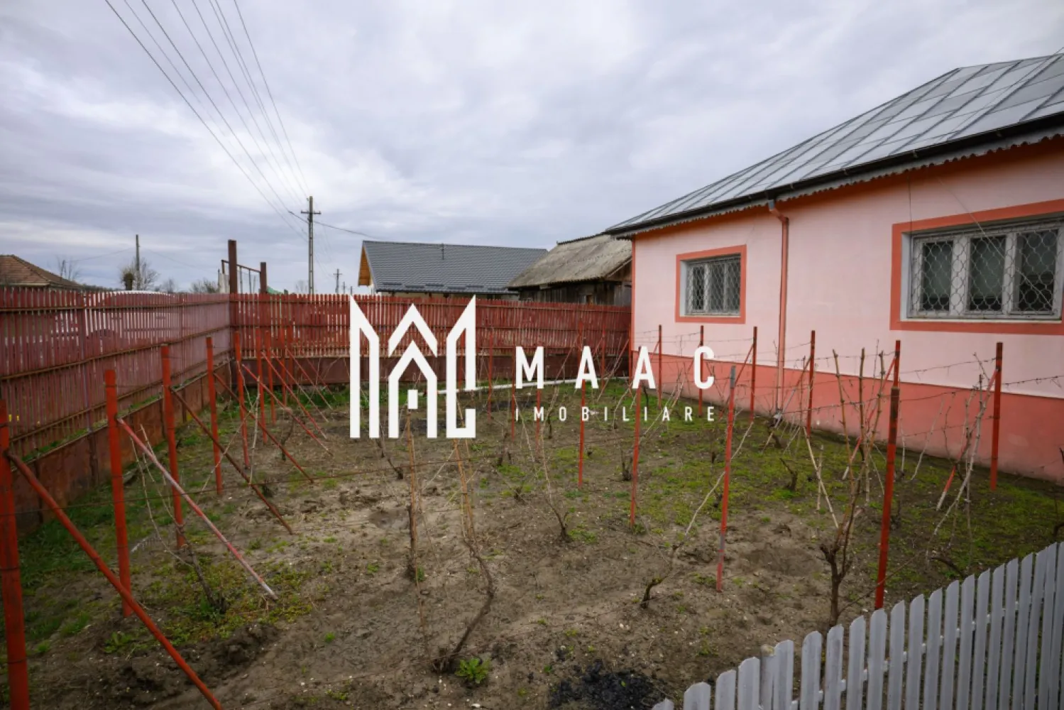 CASA DE VANZARE| 2087 MP TEREN| COMUNA FARTATESTI| - Casă de vânzare Giulești (Fârtățești) – la DN 67B, stradal, curte spațioasă, anexe, beci, acoperiș schimbat

Agenția MAAC Imobiliare vă propune spre vânzare o casă construită în anul 1995, situată într-o zonă liniștită, ideală pentru locuit sau relaxare.

Locuința este realizată din boltari de ciment și izolată exterior cu polistiren de 10 cm, oferind un bun confort termic. Acoperișul este din tablă, schimbată recent, ceea ce asigură o bună protecție și durabilitate în timp. Compartimentarea este practică și cuprinde: 2 camere, baie, bucătărie, debara, hol și o sală la intrare.

Sub casă se află un beci spațios, perfect pentru depozitarea butoaielor cu vin și a proviziilor pentru iarnă.

Proprietatea dispune de o curte generoasă, împrejmuită, cu viță de vie și mai multe anexe utile:
-pătul pentru depozitare
-spațiu destinat atelierului
-2 magazii
-fântână proprie, amenajată într-un foișor

Casa se vinde mobilată sau parțial mobilată, în funcție de preferințe.
Încălzirea se realizează prin centrală pe lemne, iar suplimentar există și o sobă care deservește cele două camere.

Utilități:
electricitate
canalizare
boiler pentru apă caldă la baie
rețeaua de gaze este în curs de extindere în zonă

În apropiere, la mai puțin de 1 km, se găsesc mai multe marketuri și magazine de proximitate, inclusiv farmacie. De asemenea, există stație pentru mijloacele de transport în comun, cu legături către Râmnicu Vâlcea (aprox. 63 km) și Craiova (aprox. 50 km).

Proprietatea este potrivită atât pentru locuință permanentă, cât și pentru casă de vacanță.

Pentru mai multe detalii sau programarea unei vizionări, vă rugăm să contactați Agenția MAAC Imobiliare.