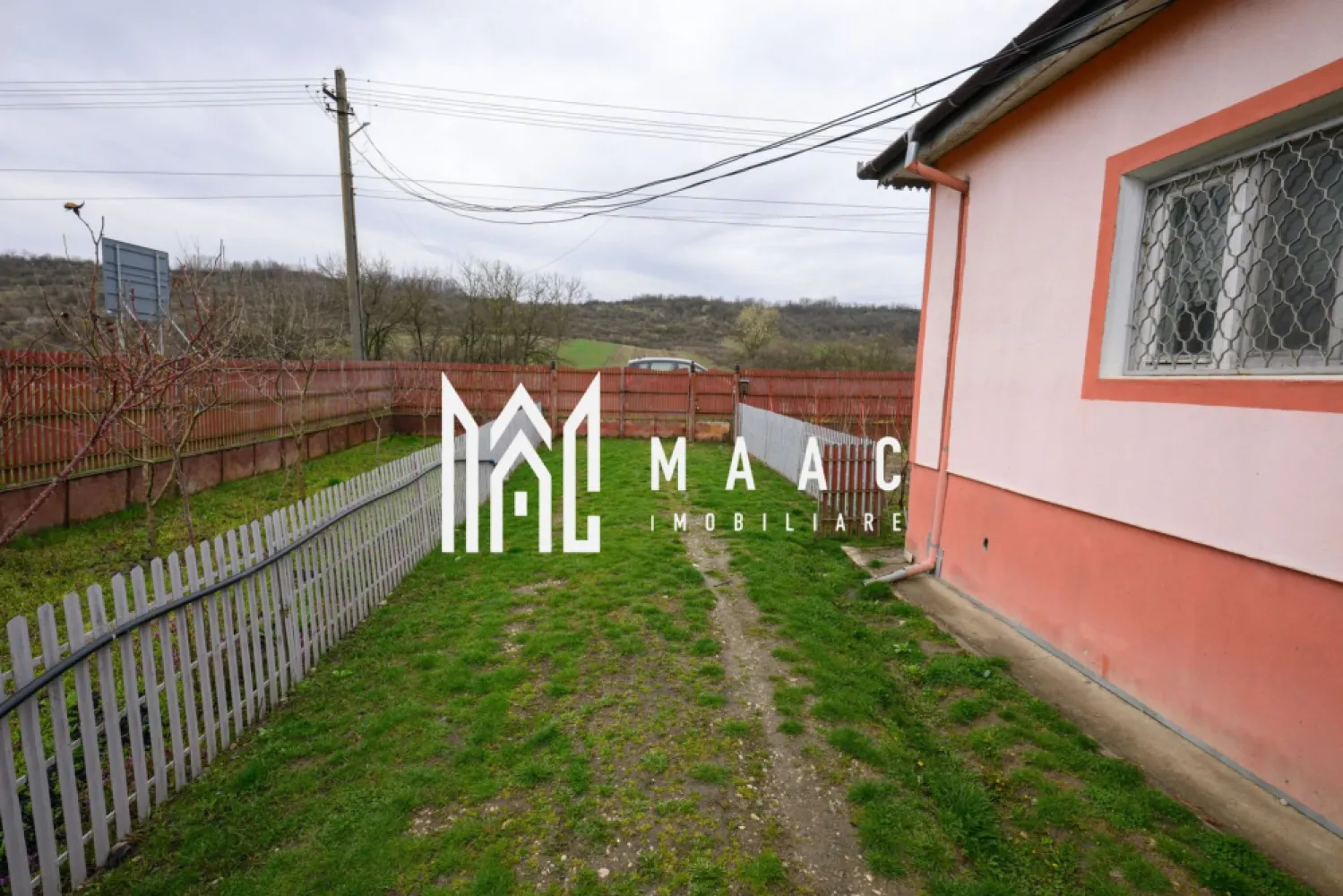 CASA DE VANZARE| 2087 MP TEREN| COMUNA FARTATESTI| - Casă de vânzare Giulești (Fârtățești) – la DN 67B, stradal, curte spațioasă, anexe, beci, acoperiș schimbat

Agenția MAAC Imobiliare vă propune spre vânzare o casă construită în anul 1995, situată într-o zonă liniștită, ideală pentru locuit sau relaxare.

Locuința este realizată din boltari de ciment și izolată exterior cu polistiren de 10 cm, oferind un bun confort termic. Acoperișul este din tablă, schimbată recent, ceea ce asigură o bună protecție și durabilitate în timp. Compartimentarea este practică și cuprinde: 2 camere, baie, bucătărie, debara, hol și o sală la intrare.

Sub casă se află un beci spațios, perfect pentru depozitarea butoaielor cu vin și a proviziilor pentru iarnă.

Proprietatea dispune de o curte generoasă, împrejmuită, cu viță de vie și mai multe anexe utile:
-pătul pentru depozitare
-spațiu destinat atelierului
-2 magazii
-fântână proprie, amenajată într-un foișor

Casa se vinde mobilată sau parțial mobilată, în funcție de preferințe.
Încălzirea se realizează prin centrală pe lemne, iar suplimentar există și o sobă care deservește cele două camere.

Utilități:
electricitate
canalizare
boiler pentru apă caldă la baie
rețeaua de gaze este în curs de extindere în zonă

În apropiere, la mai puțin de 1 km, se găsesc mai multe marketuri și magazine de proximitate, inclusiv farmacie. De asemenea, există stație pentru mijloacele de transport în comun, cu legături către Râmnicu Vâlcea (aprox. 63 km) și Craiova (aprox. 50 km).

Proprietatea este potrivită atât pentru locuință permanentă, cât și pentru casă de vacanță.

Pentru mai multe detalii sau programarea unei vizionări, vă rugăm să contactați Agenția MAAC Imobiliare.