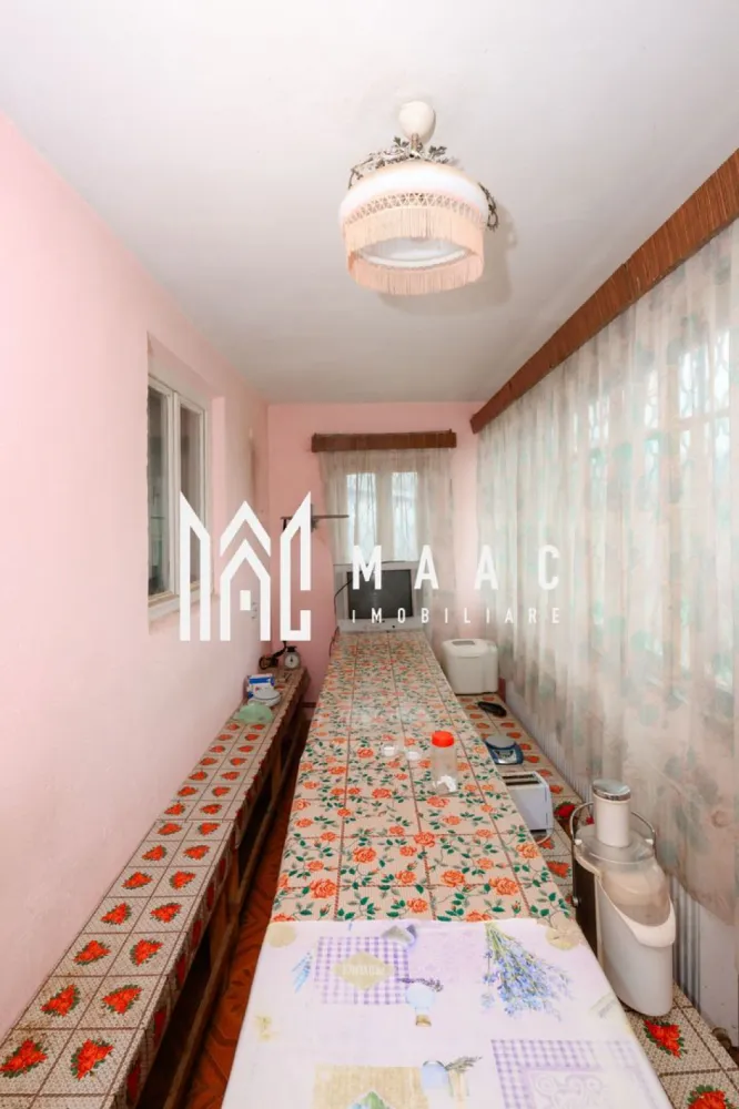 CASA DE VANZARE| 2087 MP TEREN| COMUNA FARTATESTI| - Casă de vânzare Giulești (Fârtățești) – la DN 67B, stradal, curte spațioasă, anexe, beci, acoperiș schimbat

Agenția MAAC Imobiliare vă propune spre vânzare o casă construită în anul 1995, situată într-o zonă liniștită, ideală pentru locuit sau relaxare.

Locuința este realizată din boltari de ciment și izolată exterior cu polistiren de 10 cm, oferind un bun confort termic. Acoperișul este din tablă, schimbată recent, ceea ce asigură o bună protecție și durabilitate în timp. Compartimentarea este practică și cuprinde: 2 camere, baie, bucătărie, debara, hol și o sală la intrare.

Sub casă se află un beci spațios, perfect pentru depozitarea butoaielor cu vin și a proviziilor pentru iarnă.

Proprietatea dispune de o curte generoasă, împrejmuită, cu viță de vie și mai multe anexe utile:
-pătul pentru depozitare
-spațiu destinat atelierului
-2 magazii
-fântână proprie, amenajată într-un foișor

Casa se vinde mobilată sau parțial mobilată, în funcție de preferințe.
Încălzirea se realizează prin centrală pe lemne, iar suplimentar există și o sobă care deservește cele două camere.

Utilități:
electricitate
canalizare
boiler pentru apă caldă la baie
rețeaua de gaze este în curs de extindere în zonă

În apropiere, la mai puțin de 1 km, se găsesc mai multe marketuri și magazine de proximitate, inclusiv farmacie. De asemenea, există stație pentru mijloacele de transport în comun, cu legături către Râmnicu Vâlcea (aprox. 63 km) și Craiova (aprox. 50 km).

Proprietatea este potrivită atât pentru locuință permanentă, cât și pentru casă de vacanță.

Pentru mai multe detalii sau programarea unei vizionări, vă rugăm să contactați Agenția MAAC Imobiliare.