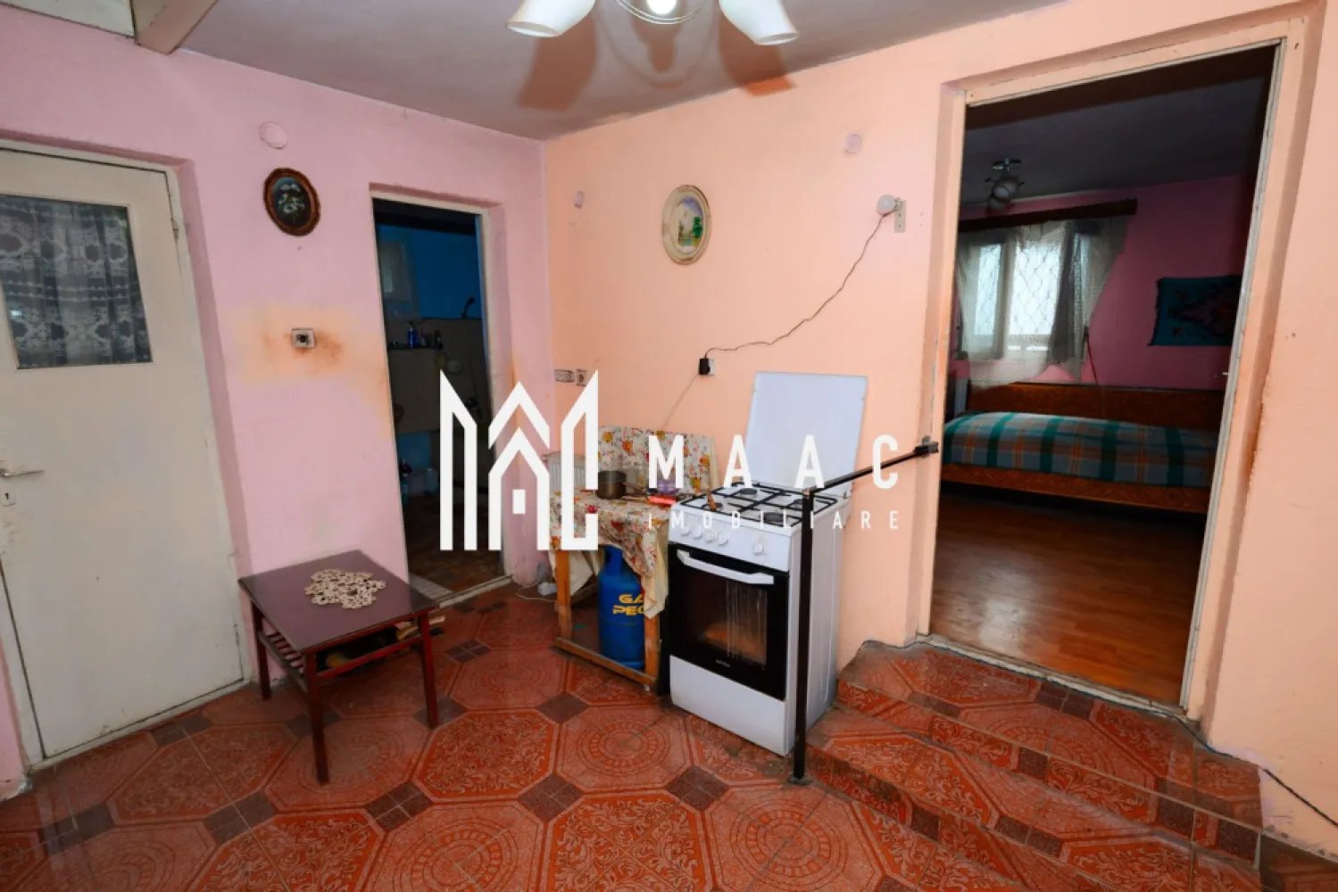 CASA DE VANZARE| 2087 MP TEREN| COMUNA FARTATESTI| - Casă de vânzare Giulești (Fârtățești) – la DN 67B, stradal, curte spațioasă, anexe, beci, acoperiș schimbat

Agenția MAAC Imobiliare vă propune spre vânzare o casă construită în anul 1995, situată într-o zonă liniștită, ideală pentru locuit sau relaxare.

Locuința este realizată din boltari de ciment și izolată exterior cu polistiren de 10 cm, oferind un bun confort termic. Acoperișul este din tablă, schimbată recent, ceea ce asigură o bună protecție și durabilitate în timp. Compartimentarea este practică și cuprinde: 2 camere, baie, bucătărie, debara, hol și o sală la intrare.

Sub casă se află un beci spațios, perfect pentru depozitarea butoaielor cu vin și a proviziilor pentru iarnă.

Proprietatea dispune de o curte generoasă, împrejmuită, cu viță de vie și mai multe anexe utile:
-pătul pentru depozitare
-spațiu destinat atelierului
-2 magazii
-fântână proprie, amenajată într-un foișor

Casa se vinde mobilată sau parțial mobilată, în funcție de preferințe.
Încălzirea se realizează prin centrală pe lemne, iar suplimentar există și o sobă care deservește cele două camere.

Utilități:
electricitate
canalizare
boiler pentru apă caldă la baie
rețeaua de gaze este în curs de extindere în zonă

În apropiere, la mai puțin de 1 km, se găsesc mai multe marketuri și magazine de proximitate, inclusiv farmacie. De asemenea, există stație pentru mijloacele de transport în comun, cu legături către Râmnicu Vâlcea (aprox. 63 km) și Craiova (aprox. 50 km).

Proprietatea este potrivită atât pentru locuință permanentă, cât și pentru casă de vacanță.

Pentru mai multe detalii sau programarea unei vizionări, vă rugăm să contactați Agenția MAAC Imobiliare.