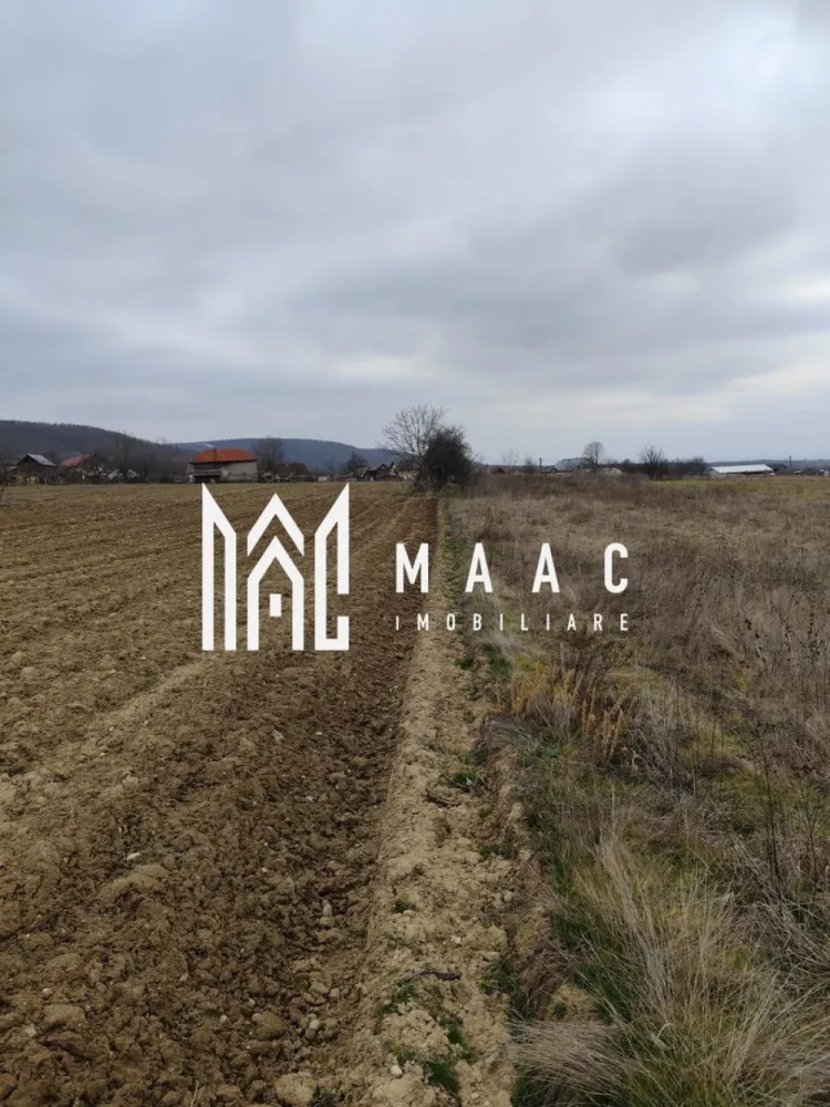 Teren de vânzare – 2236 mp, Budești, la doar 10 km de Râmnicu Vâlcea - MAAC Imobiliare vă propune spre vânzare un teren generos, cu suprafața de 2236 mp, situat în localitatea Budești, într-o zonă rurală liniștită, la doar 10 km de Râmnicu Vâlcea.
Proprietatea se remarcă prin poziționarea sa deosebită, fiind înconjurată de natură – pădure, lac și terenuri deschise – oferind un cadru ideal pentru relaxare și pentru construcția unei locuințe.
Caracteristici principale:
Suprafață: 2236 mp
Acces pe drum de pământ (cale moale)
Utilități disponibile: electricitate, apă și canalizare
Zonă liniștită, cu peisaj natural deosebit
În apropiere se regăsesc facilități importante, precum bază sportivă și spital, aflate la distanțe accesibile, oferind un echilibru ideal între confort și natură.
Ideal pentru construcția unei locuințe permanente sau de vacanță
investiție într-o zonă în plină dezvoltare
Nu ratați oportunitatea de a achiziționa un teren cu potențial, într-o zonă apreciată pentru liniște și peisaje naturale!