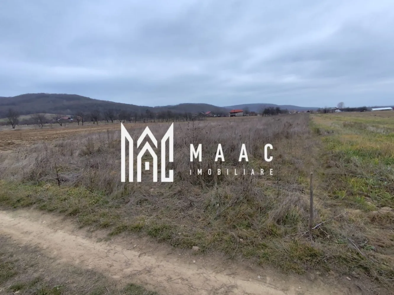 Teren de vânzare – 2236 mp, Budești, la doar 10 km de Râmnicu Vâlcea - MAAC Imobiliare vă propune spre vânzare un teren generos, cu suprafața de 2236 mp, situat în localitatea Budești, într-o zonă rurală liniștită, la doar 10 km de Râmnicu Vâlcea.
Proprietatea se remarcă prin poziționarea sa deosebită, fiind înconjurată de natură – pădure, lac și terenuri deschise – oferind un cadru ideal pentru relaxare și pentru construcția unei locuințe.
Caracteristici principale:
Suprafață: 2236 mp
Acces pe drum de pământ (cale moale)
Utilități disponibile: electricitate, apă și canalizare
Zonă liniștită, cu peisaj natural deosebit
În apropiere se regăsesc facilități importante, precum bază sportivă și spital, aflate la distanțe accesibile, oferind un echilibru ideal între confort și natură.
Ideal pentru construcția unei locuințe permanente sau de vacanță
investiție într-o zonă în plină dezvoltare
Nu ratați oportunitatea de a achiziționa un teren cu potențial, într-o zonă apreciată pentru liniște și peisaje naturale!