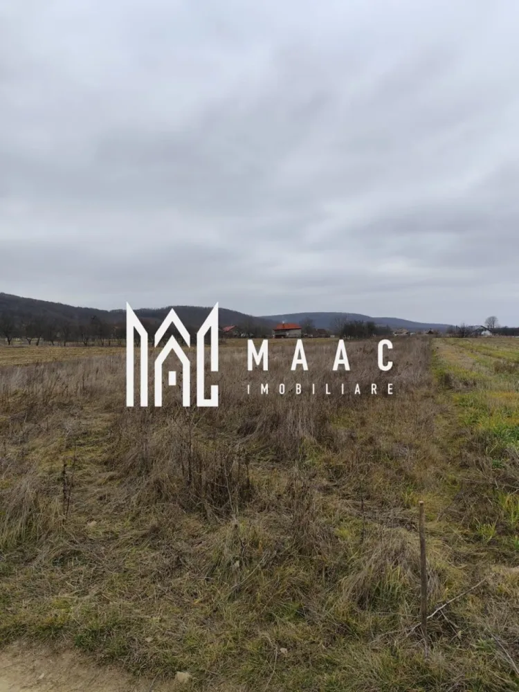 Teren de vânzare – 2236 mp, Budești, la doar 10 km de Râmnicu Vâlcea - MAAC Imobiliare vă propune spre vânzare un teren generos, cu suprafața de 2236 mp, situat în localitatea Budești, într-o zonă rurală liniștită, la doar 10 km de Râmnicu Vâlcea.
Proprietatea se remarcă prin poziționarea sa deosebită, fiind înconjurată de natură – pădure, lac și terenuri deschise – oferind un cadru ideal pentru relaxare și pentru construcția unei locuințe.
Caracteristici principale:
Suprafață: 2236 mp
Acces pe drum de pământ (cale moale)
Utilități disponibile: electricitate, apă și canalizare
Zonă liniștită, cu peisaj natural deosebit
În apropiere se regăsesc facilități importante, precum bază sportivă și spital, aflate la distanțe accesibile, oferind un echilibru ideal între confort și natură.
Ideal pentru construcția unei locuințe permanente sau de vacanță
investiție într-o zonă în plină dezvoltare
Nu ratați oportunitatea de a achiziționa un teren cu potențial, într-o zonă apreciată pentru liniște și peisaje naturale!