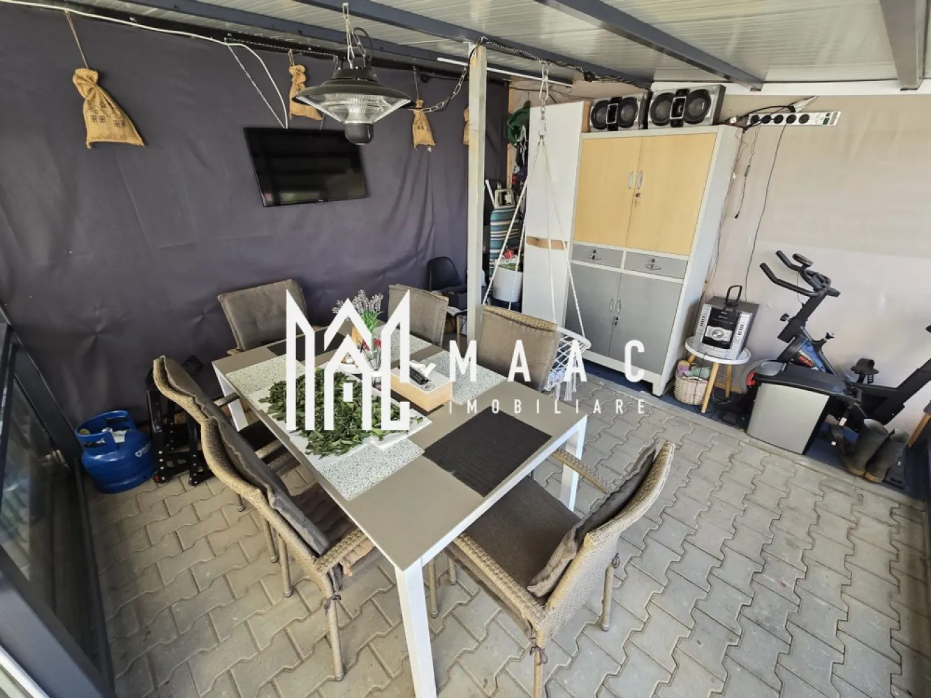 Apartament 3 Camere I Gradina I Loc ParcareI Calea Suri Mici - Se oferă spre vânzare un apartament cu 3 camere (2 dormitoare și living cu bucătărie), situat într-o zonă liniștită, ideal pentru cei care își doresc confortul unui apartament combinat cu avantajele unei case.

Caracteristici principale:
3 camere (2 dormitoare + living cu bucătărie)
spații luminoase și bine compartimentate
grădină proprie – ideală pentru relaxare
filigorie în curte, perfectă pentru petrecerea timpului liber
sursă de apă în curte
loc de parcare inclus
posibilitate de parcare și în interiorul curții

Avantaje:
zonă liniștită, potrivită pentru familie
spațiu exterior generos – rar întâlnit la apartamente
ideal pentru relaxare, copii sau animale de companie
acces facil către puncte de interes

Facilități în apropiere:
stație de autobuz
magazin alimentar

 Combinația perfectă între apartament și casă
 Ideal pentru familie sau investiție
 Confort, intimitate și spațiu verde propriu

Pentru informati si vizionari|: CP3007944