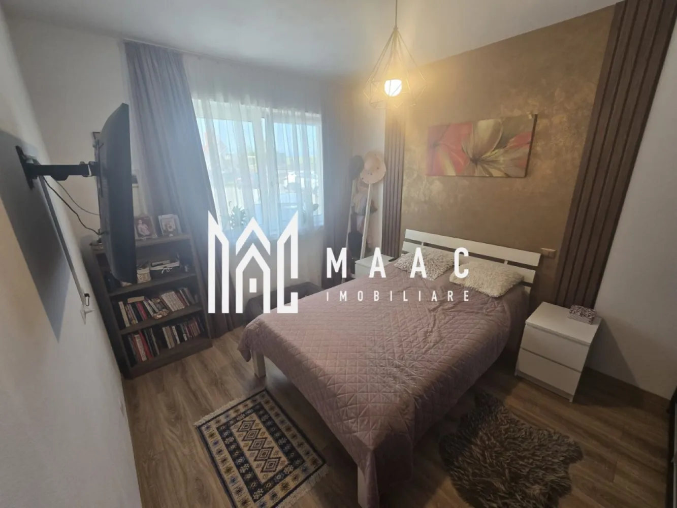 Apartament 3 Camere I Gradina I Loc ParcareI Calea Suri Mici - Se oferă spre vânzare un apartament cu 3 camere (2 dormitoare și living cu bucătărie), situat într-o zonă liniștită, ideal pentru cei care își doresc confortul unui apartament combinat cu avantajele unei case.

Caracteristici principale:
3 camere (2 dormitoare + living cu bucătărie)
spații luminoase și bine compartimentate
grădină proprie – ideală pentru relaxare
filigorie în curte, perfectă pentru petrecerea timpului liber
sursă de apă în curte
loc de parcare inclus
posibilitate de parcare și în interiorul curții

Avantaje:
zonă liniștită, potrivită pentru familie
spațiu exterior generos – rar întâlnit la apartamente
ideal pentru relaxare, copii sau animale de companie
acces facil către puncte de interes

Facilități în apropiere:
stație de autobuz
magazin alimentar

 Combinația perfectă între apartament și casă
 Ideal pentru familie sau investiție
 Confort, intimitate și spațiu verde propriu

Pentru informati si vizionari|: CP3007944