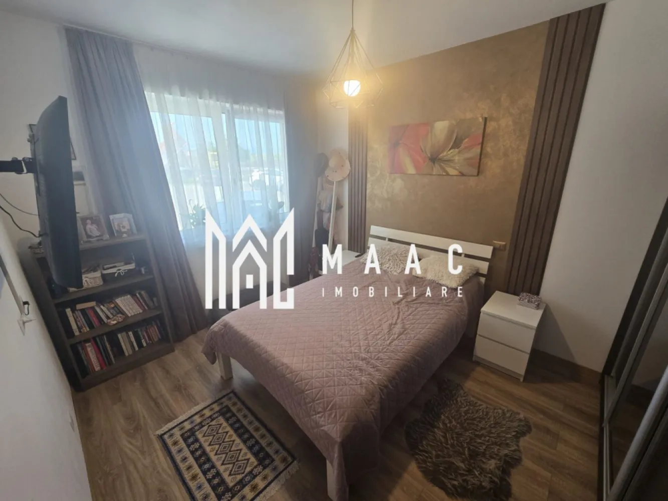 Apartament 3 Camere I Gradina I Loc ParcareI Calea Suri Mici - Se oferă spre vânzare un apartament cu 3 camere (2 dormitoare și living cu bucătărie), situat într-o zonă liniștită, ideal pentru cei care își doresc confortul unui apartament combinat cu avantajele unei case.

Caracteristici principale:
3 camere (2 dormitoare + living cu bucătărie)
spații luminoase și bine compartimentate
grădină proprie – ideală pentru relaxare
filigorie în curte, perfectă pentru petrecerea timpului liber
sursă de apă în curte
loc de parcare inclus
posibilitate de parcare și în interiorul curții

Avantaje:
zonă liniștită, potrivită pentru familie
spațiu exterior generos – rar întâlnit la apartamente
ideal pentru relaxare, copii sau animale de companie
acces facil către puncte de interes

Facilități în apropiere:
stație de autobuz
magazin alimentar

 Combinația perfectă între apartament și casă
 Ideal pentru familie sau investiție
 Confort, intimitate și spațiu verde propriu

Pentru informati si vizionari|: CP3007944
