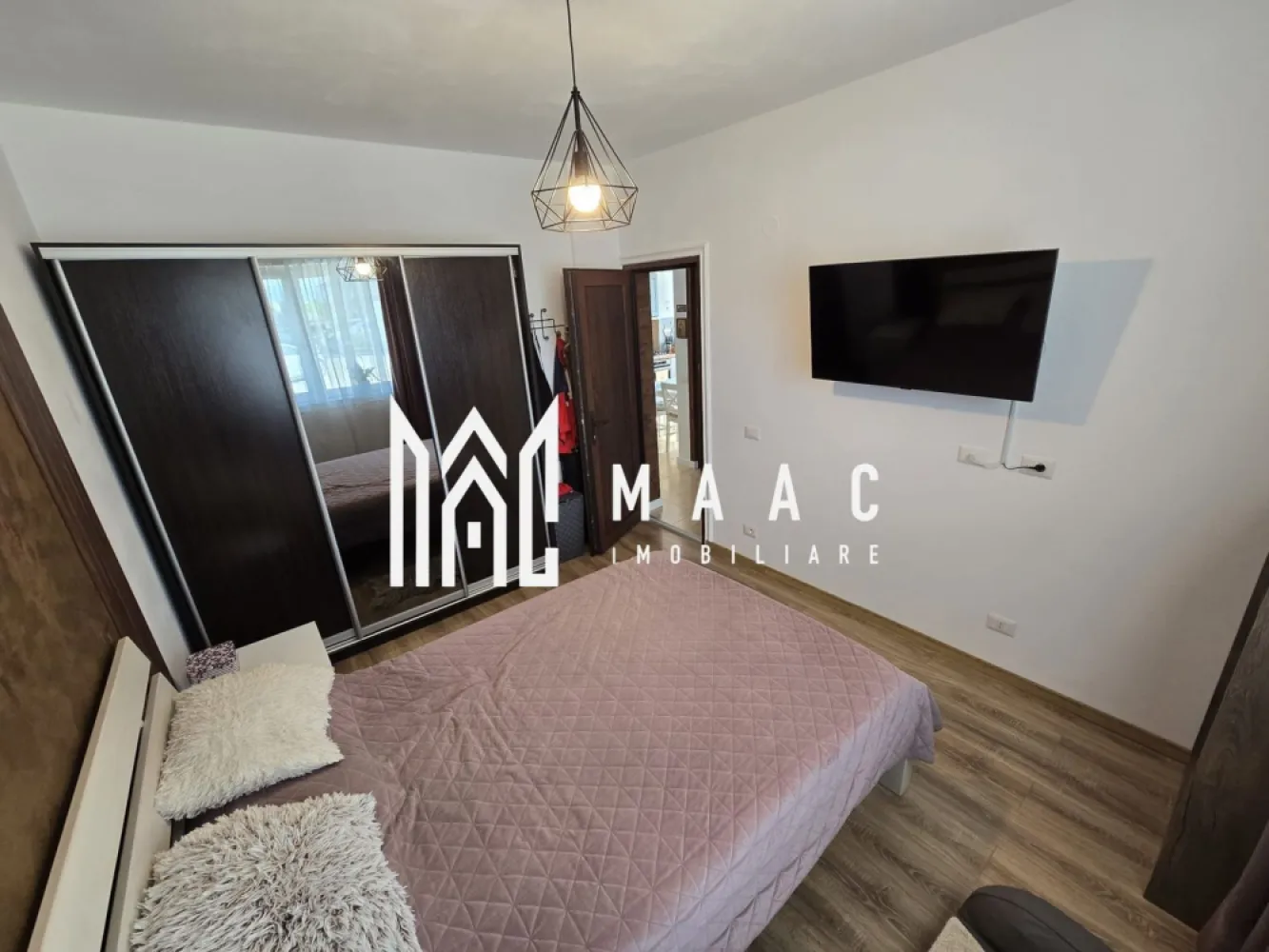Apartament 3 Camere I Gradina I Loc ParcareI Calea Suri Mici - Se oferă spre vânzare un apartament cu 3 camere (2 dormitoare și living cu bucătărie), situat într-o zonă liniștită, ideal pentru cei care își doresc confortul unui apartament combinat cu avantajele unei case.

Caracteristici principale:
3 camere (2 dormitoare + living cu bucătărie)
spații luminoase și bine compartimentate
grădină proprie – ideală pentru relaxare
filigorie în curte, perfectă pentru petrecerea timpului liber
sursă de apă în curte
loc de parcare inclus
posibilitate de parcare și în interiorul curții

Avantaje:
zonă liniștită, potrivită pentru familie
spațiu exterior generos – rar întâlnit la apartamente
ideal pentru relaxare, copii sau animale de companie
acces facil către puncte de interes

Facilități în apropiere:
stație de autobuz
magazin alimentar

 Combinația perfectă între apartament și casă
 Ideal pentru familie sau investiție
 Confort, intimitate și spațiu verde propriu

Pentru informati si vizionari|: CP3007944
