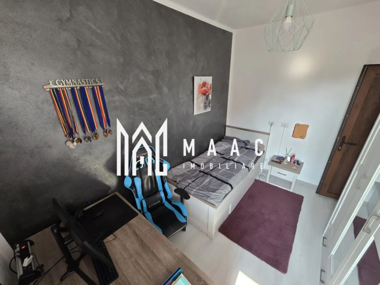 Apartament 3 Camere I Gradina I Loc ParcareI Calea Suri Mici - Se oferă spre vânzare un apartament cu 3 camere (2 dormitoare și living cu bucătărie), situat într-o zonă liniștită, ideal pentru cei care își doresc confortul unui apartament combinat cu avantajele unei case.

Caracteristici principale:
3 camere (2 dormitoare + living cu bucătărie)
spații luminoase și bine compartimentate
grădină proprie – ideală pentru relaxare
filigorie în curte, perfectă pentru petrecerea timpului liber
sursă de apă în curte
loc de parcare inclus
posibilitate de parcare și în interiorul curții

Avantaje:
zonă liniștită, potrivită pentru familie
spațiu exterior generos – rar întâlnit la apartamente
ideal pentru relaxare, copii sau animale de companie
acces facil către puncte de interes

Facilități în apropiere:
stație de autobuz
magazin alimentar

 Combinația perfectă între apartament și casă
 Ideal pentru familie sau investiție
 Confort, intimitate și spațiu verde propriu

Pentru informati si vizionari|: CP3007944