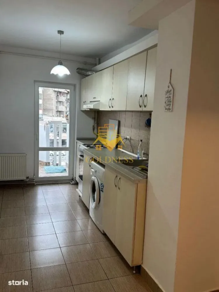 2 camere decomandate, Piata Marasti, Bvd. 21 Decembrie, The Office - GOLDNESS Imobiliare vă propune spre închiriere un apartament cu 2 camere decomandate, complet mobilat și utilat, la etajul 1 în Cartierul Marasti.
Se poate parca in zona la liber!
Se află în apropierea stațiilor de transport în comun, magazine, restaurante, spații verzi, farmacii, etc. 

Apartamentul este compartimentat astfel:
 - 2 dormitoare cu canapea extensibila, dressing si birou
 - bucatarie complet utilata si mobilata, spatiu de servit masa 
 - baie cu cada, calorifer port-prosop si spatiu de depozitare
- balcon de 4 mp.

Imobilul este dotat cu toate cele necesare- centrală proprie, frigider, aragaz, hotă, mașină de spălat haine, etc. 

Dacă sunteți interesați de acest apartament și doriți să îl vizionați, dar și pentru alte oferte nu ezitați să ne contactați telefonic sau prin e-mail. Vă stăm la dispoziție!
Pentru intermediere se percepe un comision de 50% din prețul chiriei!