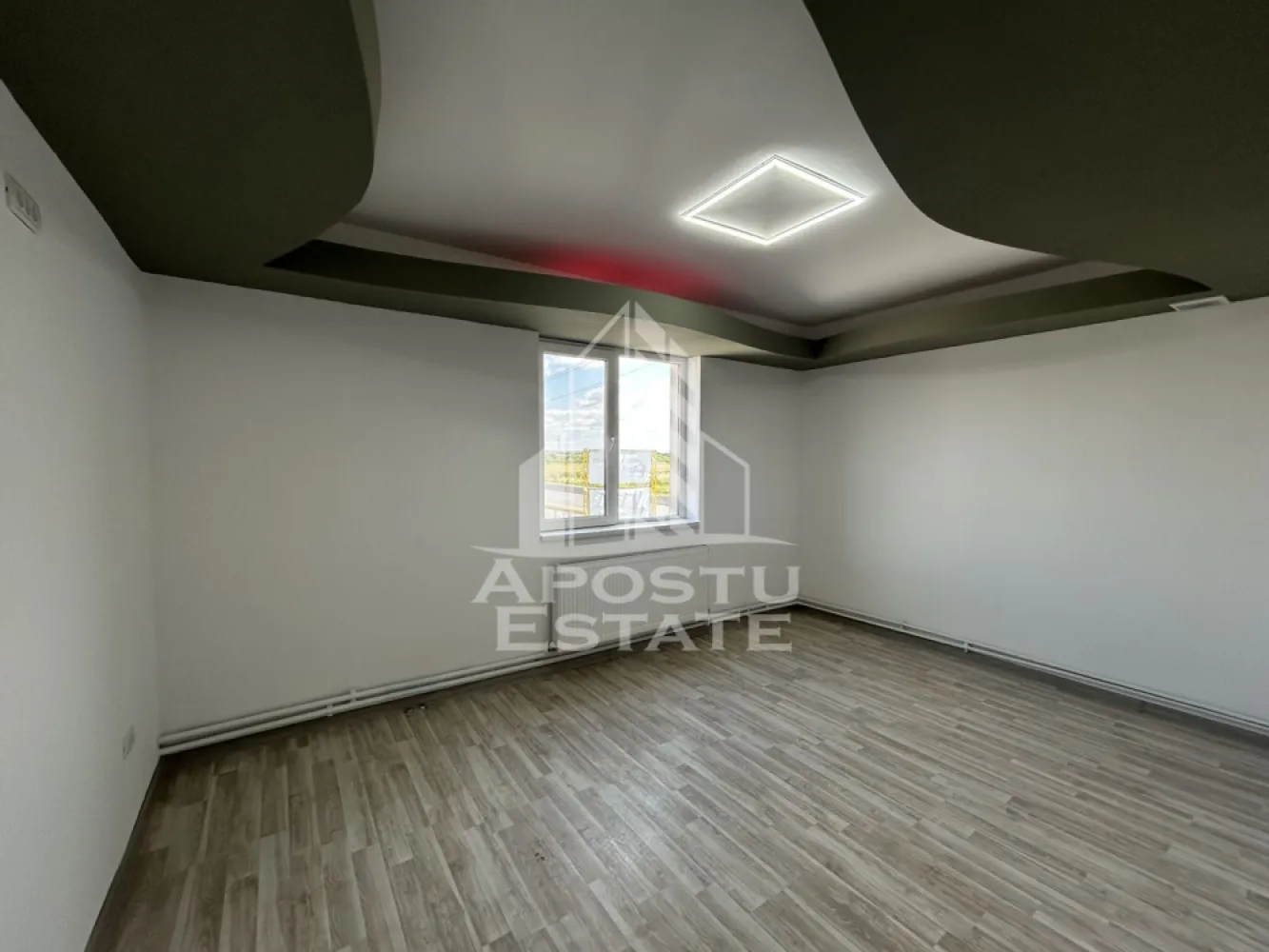 Cladire birouri si depozitare P+1E, Giarmata Timis - Agentia imobiliara Apostu Estate va propune spre inchiriere o cladire pretabila pentru birouri sau pentru activitati comerciale situata in Giarmata, chiar pe centura de legatura dintre A1 si Dumbravita..

Cladirea se desfasoara pe o suprafata utila de 350 mp pe doua niveluri dupa cum urmeaza:
La Parter avem 2 puncte de acces, o incapere de suprafata mare, birou si grup sanitar.
La etaj sunt 3 incaperi din care una de suprafata mare si grup sanitar dublu.
Cladirea a fost renovata complet in anul 2026 si dispune de locuri de parcare in curte.
Confortul termic se realizeaza prin centrala proprie, iar incalzirea se realizeaza prin calorifere.
Extra se poate inchiria platforma betonata de aproximativ 650 mp la strada.

Pentru mai multe informatii si vizionarea proprietatii va stam la dispozitie.
CP3217962
