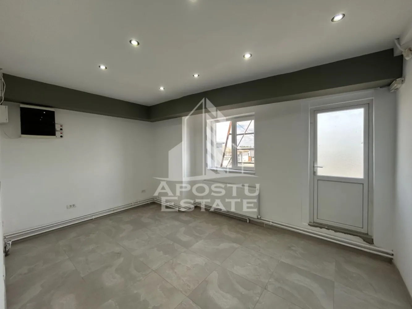 Cladire birouri si depozitare P+1E, Giarmata Timis - Agentia imobiliara Apostu Estate va propune spre inchiriere o cladire pretabila pentru birouri sau pentru activitati comerciale situata in Giarmata, chiar pe centura de legatura dintre A1 si Dumbravita..

Cladirea se desfasoara pe o suprafata utila de 350 mp pe doua niveluri dupa cum urmeaza:
La Parter avem 2 puncte de acces, o incapere de suprafata mare, birou si grup sanitar.
La etaj sunt 3 incaperi din care una de suprafata mare si grup sanitar dublu.
Cladirea a fost renovata complet in anul 2026 si dispune de locuri de parcare in curte.
Confortul termic se realizeaza prin centrala proprie, iar incalzirea se realizeaza prin calorifere.
Extra se poate inchiria platforma betonata de aproximativ 650 mp la strada.

Pentru mai multe informatii si vizionarea proprietatii va stam la dispozitie.
CP3217962