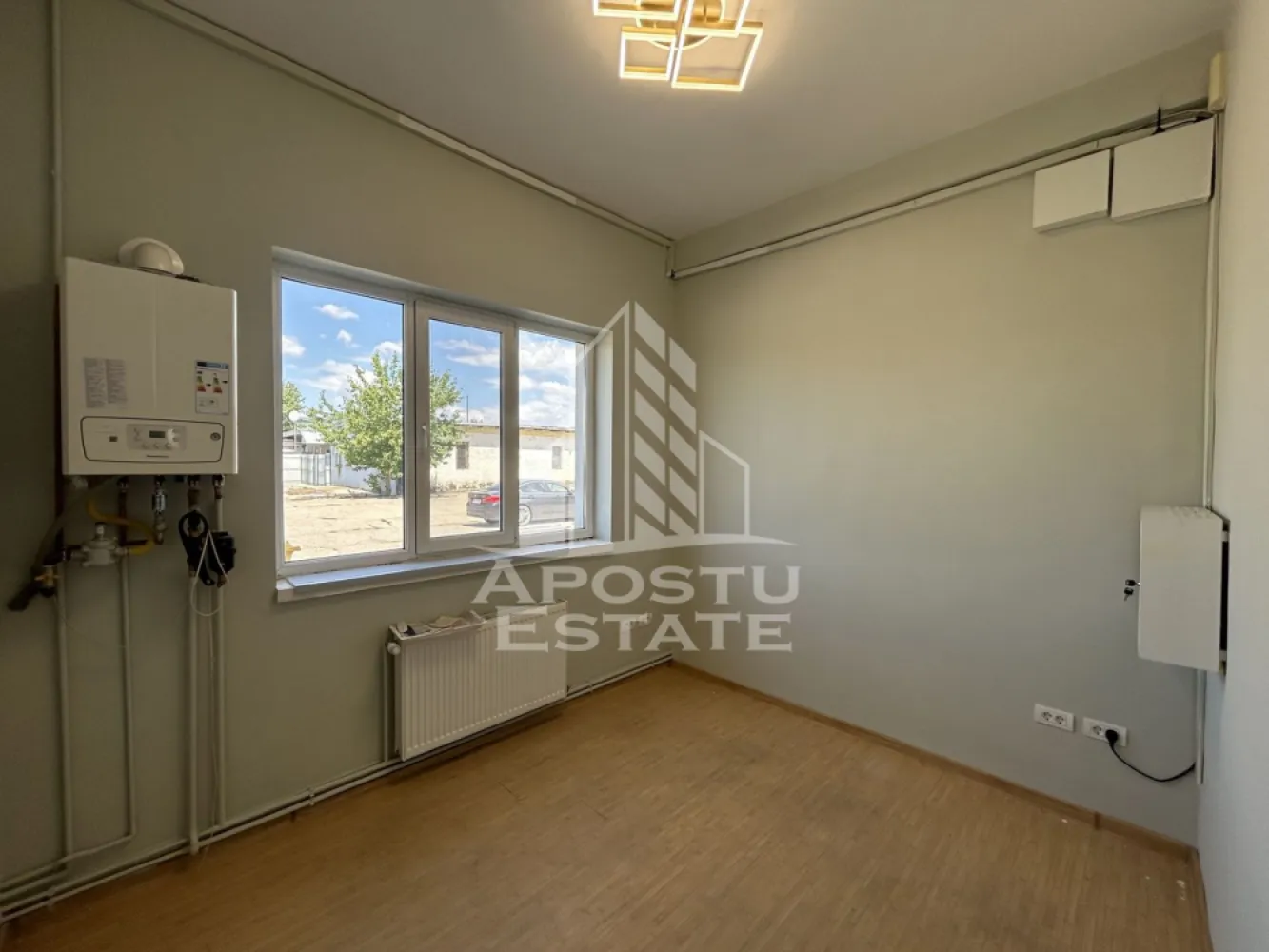 Cladire birouri si depozitare P+1E, Giarmata Timis - Agentia imobiliara Apostu Estate va propune spre inchiriere o cladire pretabila pentru birouri sau pentru activitati comerciale situata in Giarmata, chiar pe centura de legatura dintre A1 si Dumbravita..

Cladirea se desfasoara pe o suprafata utila de 350 mp pe doua niveluri dupa cum urmeaza:
La Parter avem 2 puncte de acces, o incapere de suprafata mare, birou si grup sanitar.
La etaj sunt 3 incaperi din care una de suprafata mare si grup sanitar dublu.
Cladirea a fost renovata complet in anul 2026 si dispune de locuri de parcare in curte.
Confortul termic se realizeaza prin centrala proprie, iar incalzirea se realizeaza prin calorifere.
Extra se poate inchiria platforma betonata de aproximativ 650 mp la strada.

Pentru mai multe informatii si vizionarea proprietatii va stam la dispozitie.
CP3217962