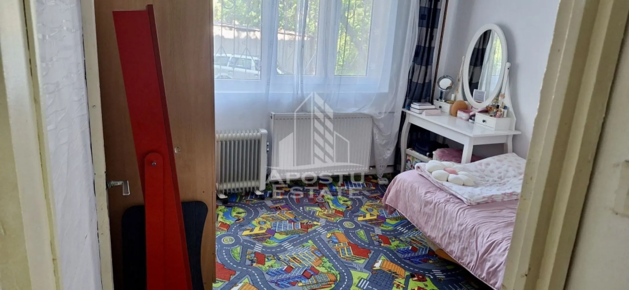 Apartament 3 camere de vanzare, zona Lipovei, Timisoara - Agentia imobiliara APOSTU ESTATE va propune spre vanzare un apartament cu 3 camere, decomandat, parter inalt/4, situat in zona Lipovei din Timisoara, judetul Timis.
Apartamentul este amplasat la parterul inalt al unui imobil construit in 1985 si are o suprafata utila aproximativa de 54 mp.
Confortul termic se realizeaza la reţeaua orasului Colterm cu sistem de incalzire prin calorifere, exista posibilitatea montarii centralei proprii pe gaz deoarece avem teava de gaz in bloc.
Compartimentare:
- hol acces spatios
- bucatarie inchisa
-living
-dormitor
-camera 
- baie cu cada
Proprietatea se vinde cum se vede in imagini si este o varianta ideala pentru familii, cuplu, investitie.
Vecinatati: Scoala generala nr.7 la 13 min de mers pe jos, mijloace de transport in comun,magazine,banci,farmacii la 3 min de mers pe jos, Pepco, Gym One 6 la 8 min de mers pe jos, Iulius Mall la 6 min cu masina, Piata Unirii la 10 min cu masina.
Agentia imobiliara Apostu Estate va ofera consultanta bancara gratuita prin intermediul colaboratorilor nostri pentru alegerea celui mai potrivit tip de credit, astfel incat tu sa devi noul proprietar al acestui apartament.
Va asteptam cu drag la o vizionare!
Id Intern: CP3217821