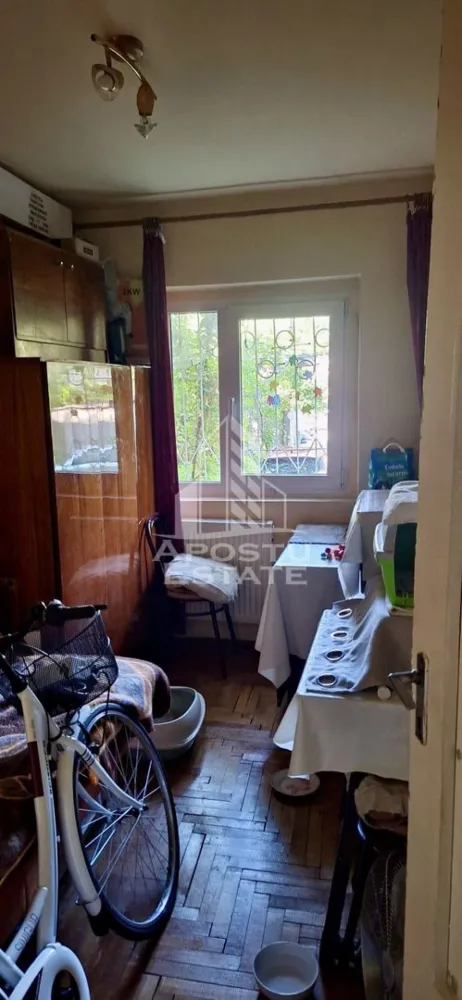 Apartament 3 camere de vanzare, zona Lipovei, Timisoara - Agentia imobiliara APOSTU ESTATE va propune spre vanzare un apartament cu 3 camere, decomandat, parter inalt/4, situat in zona Lipovei din Timisoara, judetul Timis.
Apartamentul este amplasat la parterul inalt al unui imobil construit in 1985 si are o suprafata utila aproximativa de 54 mp.
Confortul termic se realizeaza la reţeaua orasului Colterm cu sistem de incalzire prin calorifere, exista posibilitatea montarii centralei proprii pe gaz deoarece avem teava de gaz in bloc.
Compartimentare:
- hol acces spatios
- bucatarie inchisa
-living
-dormitor
-camera 
- baie cu cada
Proprietatea se vinde cum se vede in imagini si este o varianta ideala pentru familii, cuplu, investitie.
Vecinatati: Scoala generala nr.7 la 13 min de mers pe jos, mijloace de transport in comun,magazine,banci,farmacii la 3 min de mers pe jos, Pepco, Gym One 6 la 8 min de mers pe jos, Iulius Mall la 6 min cu masina, Piata Unirii la 10 min cu masina.
Agentia imobiliara Apostu Estate va ofera consultanta bancara gratuita prin intermediul colaboratorilor nostri pentru alegerea celui mai potrivit tip de credit, astfel incat tu sa devi noul proprietar al acestui apartament.
Va asteptam cu drag la o vizionare!
Id Intern: CP3217821