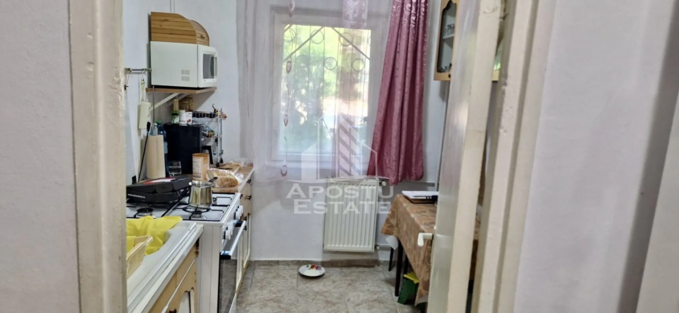 Apartament 3 camere de vanzare, zona Lipovei, Timisoara - Agentia imobiliara APOSTU ESTATE va propune spre vanzare un apartament cu 3 camere, decomandat, parter inalt/4, situat in zona Lipovei din Timisoara, judetul Timis.
Apartamentul este amplasat la parterul inalt al unui imobil construit in 1985 si are o suprafata utila aproximativa de 54 mp.
Confortul termic se realizeaza la reţeaua orasului Colterm cu sistem de incalzire prin calorifere, exista posibilitatea montarii centralei proprii pe gaz deoarece avem teava de gaz in bloc.
Compartimentare:
- hol acces spatios
- bucatarie inchisa
-living
-dormitor
-camera 
- baie cu cada
Proprietatea se vinde cum se vede in imagini si este o varianta ideala pentru familii, cuplu, investitie.
Vecinatati: Scoala generala nr.7 la 13 min de mers pe jos, mijloace de transport in comun,magazine,banci,farmacii la 3 min de mers pe jos, Pepco, Gym One 6 la 8 min de mers pe jos, Iulius Mall la 6 min cu masina, Piata Unirii la 10 min cu masina.
Agentia imobiliara Apostu Estate va ofera consultanta bancara gratuita prin intermediul colaboratorilor nostri pentru alegerea celui mai potrivit tip de credit, astfel incat tu sa devi noul proprietar al acestui apartament.
Va asteptam cu drag la o vizionare!
Id Intern: CP3217821