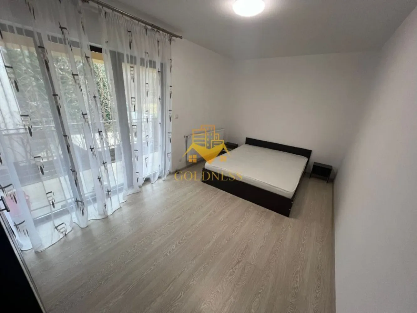 2 camere open-space, Parcare, Cartier Manastur, Zona Campului - GOLDNESS Imobiliare vă propune spre închiriere un apartament cu 2 camere complet mobilat și utilat, la etajul 1 într-un imobil de 2 etaje, în Cartierul Manastur, Zona Campului, Str. Aleea Porumbelelor.
Dispune de loc de parcare in curte!
Se află în apropierea stațiilor de transport în comun, magazine, restaurante, spații verzi, farmacii, etc. 

Apartamentul este compartimentat astfel:
 - dormitor cu pat matrimonial, dressing, noptiere
 - living cu bucatarie open space complet utilată, canapea extensibilă, loc de servit masa 
 - baie cu vana, calorifer port prosop și dulap pentru depozitare.
 - terasa de 8 mp.

Imobilul este dotat cu toate cele necesare- centrală proprie, mașină de spălat haine, frigider, aragaz, hotă, etc. 

Dacă sunteți interesați de acest apartament și doriți să îl vizionați, dar și pentru alte oferte nu ezitați să ne contactați telefonic sau prin e-mail. Vă stăm la dispoziție!

Pentru intermediere se percepe un comision de 50% din prețul chiriei!