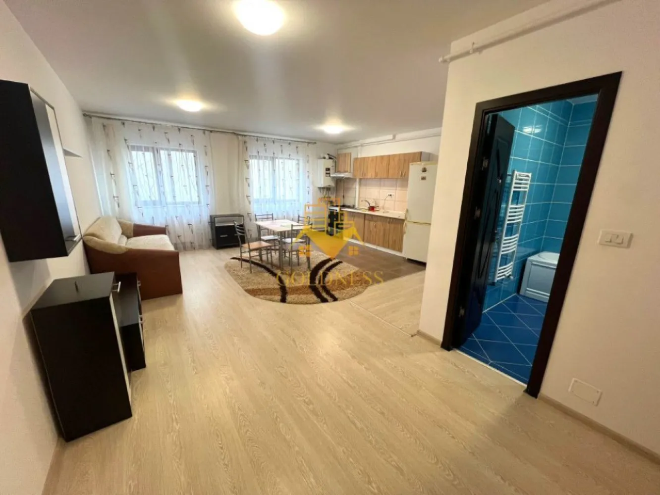 2 camere open-space, Parcare, Cartier Manastur, Zona Campului - GOLDNESS Imobiliare vă propune spre închiriere un apartament cu 2 camere complet mobilat și utilat, la etajul 1 într-un imobil de 2 etaje, în Cartierul Manastur, Zona Campului, Str. Aleea Porumbelelor.
Dispune de loc de parcare in curte!
Se află în apropierea stațiilor de transport în comun, magazine, restaurante, spații verzi, farmacii, etc. 

Apartamentul este compartimentat astfel:
 - dormitor cu pat matrimonial, dressing, noptiere
 - living cu bucatarie open space complet utilată, canapea extensibilă, loc de servit masa 
 - baie cu vana, calorifer port prosop și dulap pentru depozitare.
 - terasa de 8 mp.

Imobilul este dotat cu toate cele necesare- centrală proprie, mașină de spălat haine, frigider, aragaz, hotă, etc. 

Dacă sunteți interesați de acest apartament și doriți să îl vizionați, dar și pentru alte oferte nu ezitați să ne contactați telefonic sau prin e-mail. Vă stăm la dispoziție!

Pentru intermediere se percepe un comision de 50% din prețul chiriei!