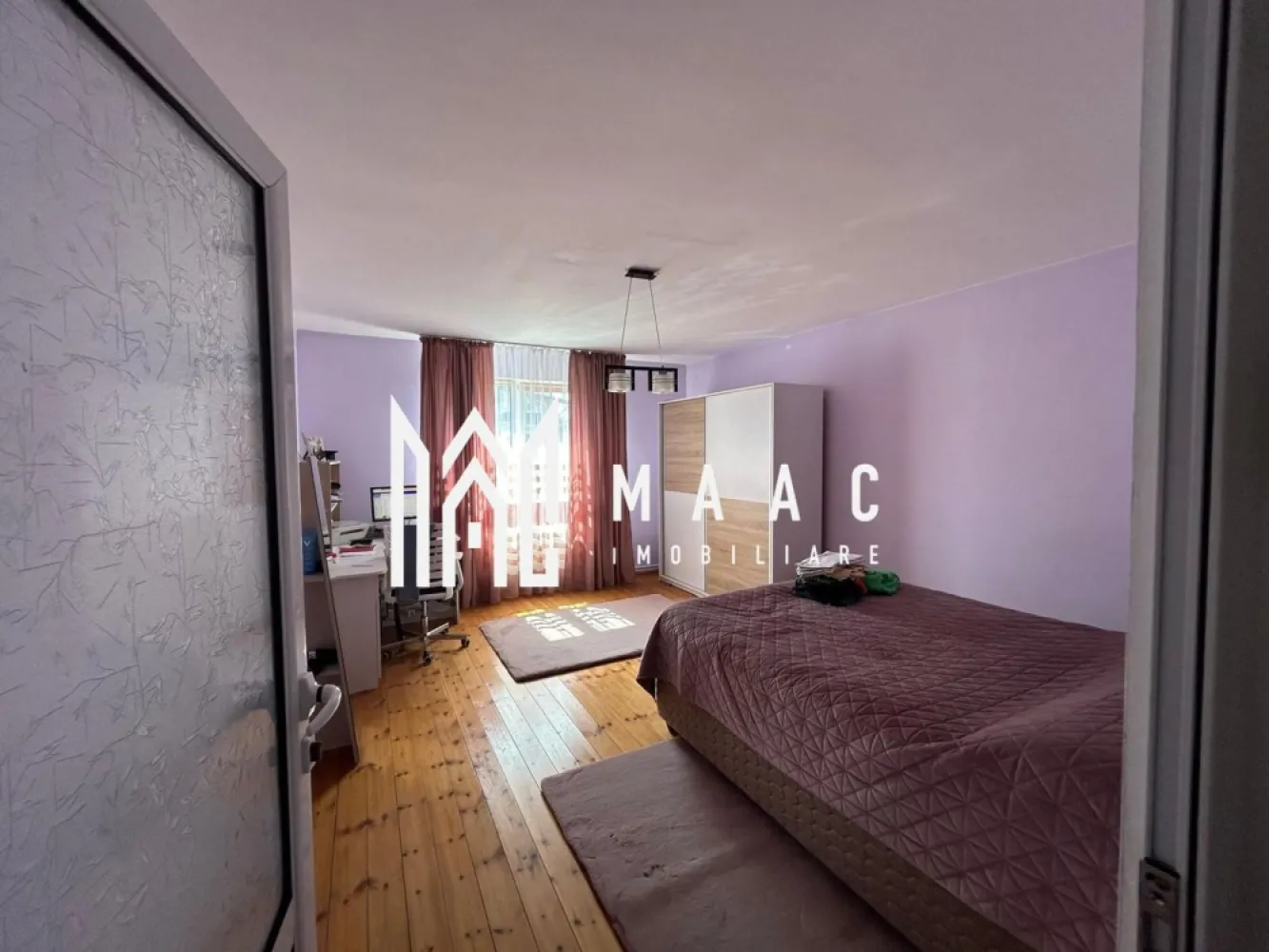 Casa Individuala I Acces auto I Pretabil investitie I Strand - Va propunem spre inchiriere o casa de 10 camere situata in zona Strand.

Locuinta cuprinde: 
 - demisol: living, 3 dormitoare, bucatarie, baie.
 - parter: living, 2 dormitoare, bucatarie, baie.
 - mansarda: living, 2 dormitoare, chicineta, baie.

Acces auto in curte cu zona de BBQ si de relaxare.

Pretabil pentru spatiu comercial si de locuit.

Disponibil imediat. 

Pentru mai multe detalii, precizati telefonic ca ati vazut anuntul cu ID: CP2811648