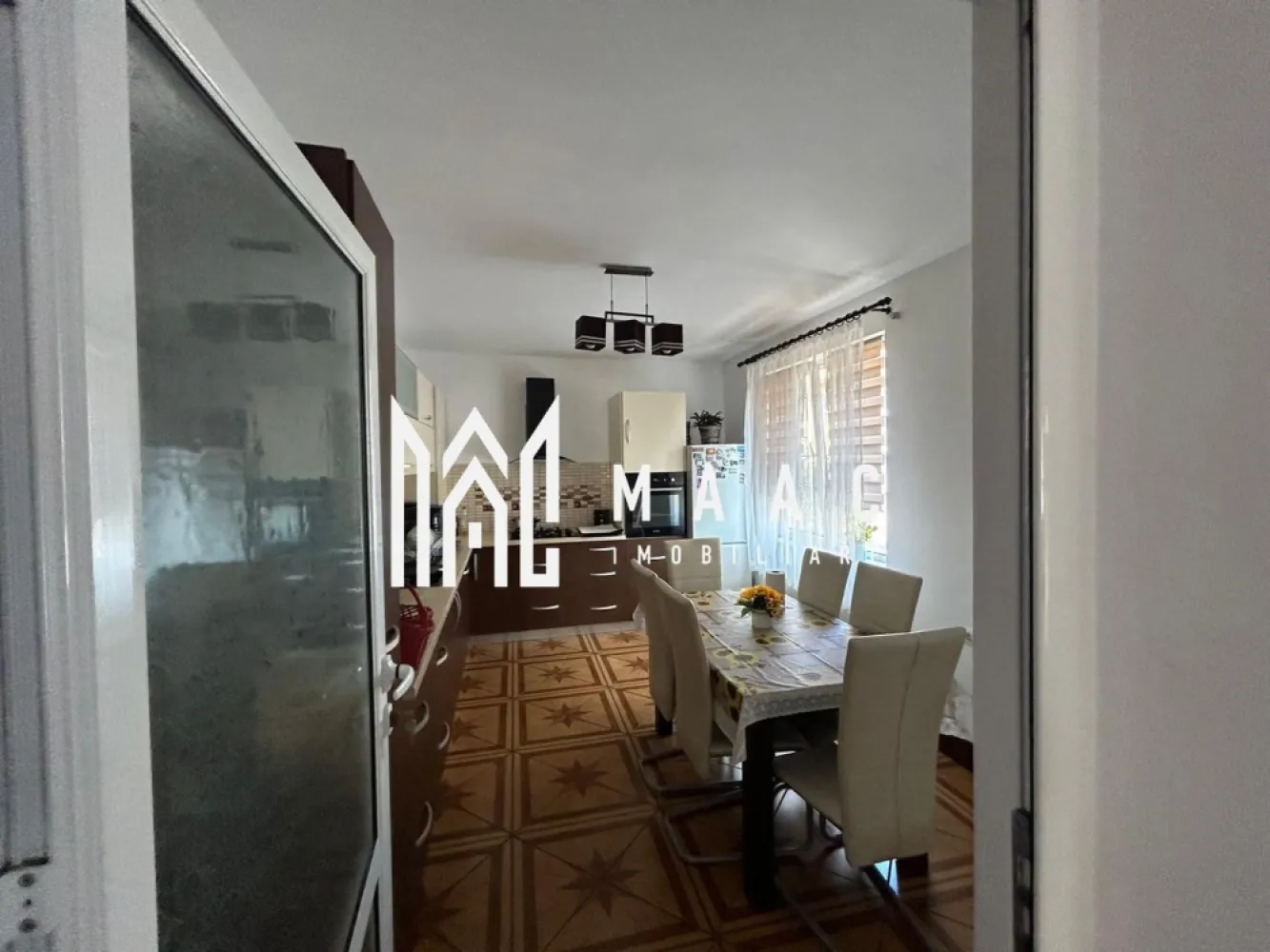 Casa Individuala I Acces auto I Pretabil investitie I Strand - Va propunem spre inchiriere o casa de 10 camere situata in zona Strand.

Locuinta cuprinde: 
 - demisol: living, 3 dormitoare, bucatarie, baie.
 - parter: living, 2 dormitoare, bucatarie, baie.
 - mansarda: living, 2 dormitoare, chicineta, baie.

Acces auto in curte cu zona de BBQ si de relaxare.

Pretabil pentru spatiu comercial si de locuit.

Disponibil imediat. 

Pentru mai multe detalii, precizati telefonic ca ati vazut anuntul cu ID: CP2811648
